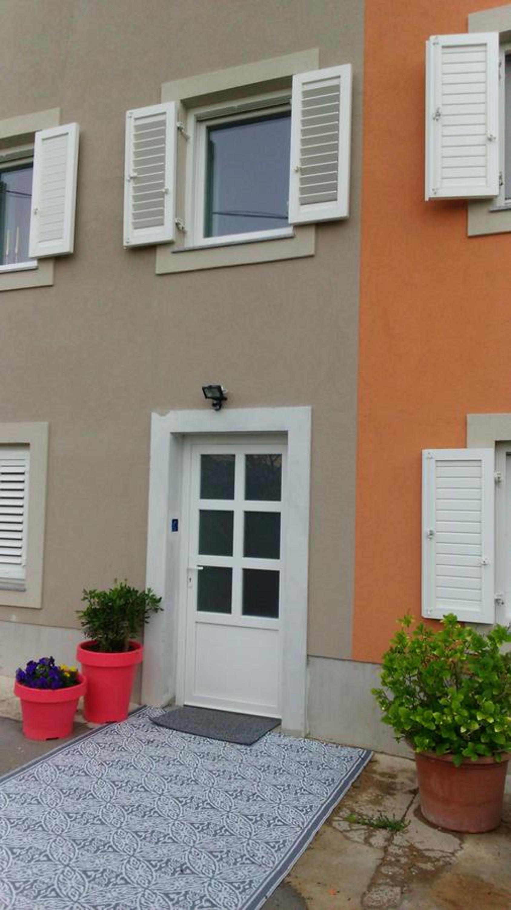 Orange Cube Apartment - Self check in - Free parking