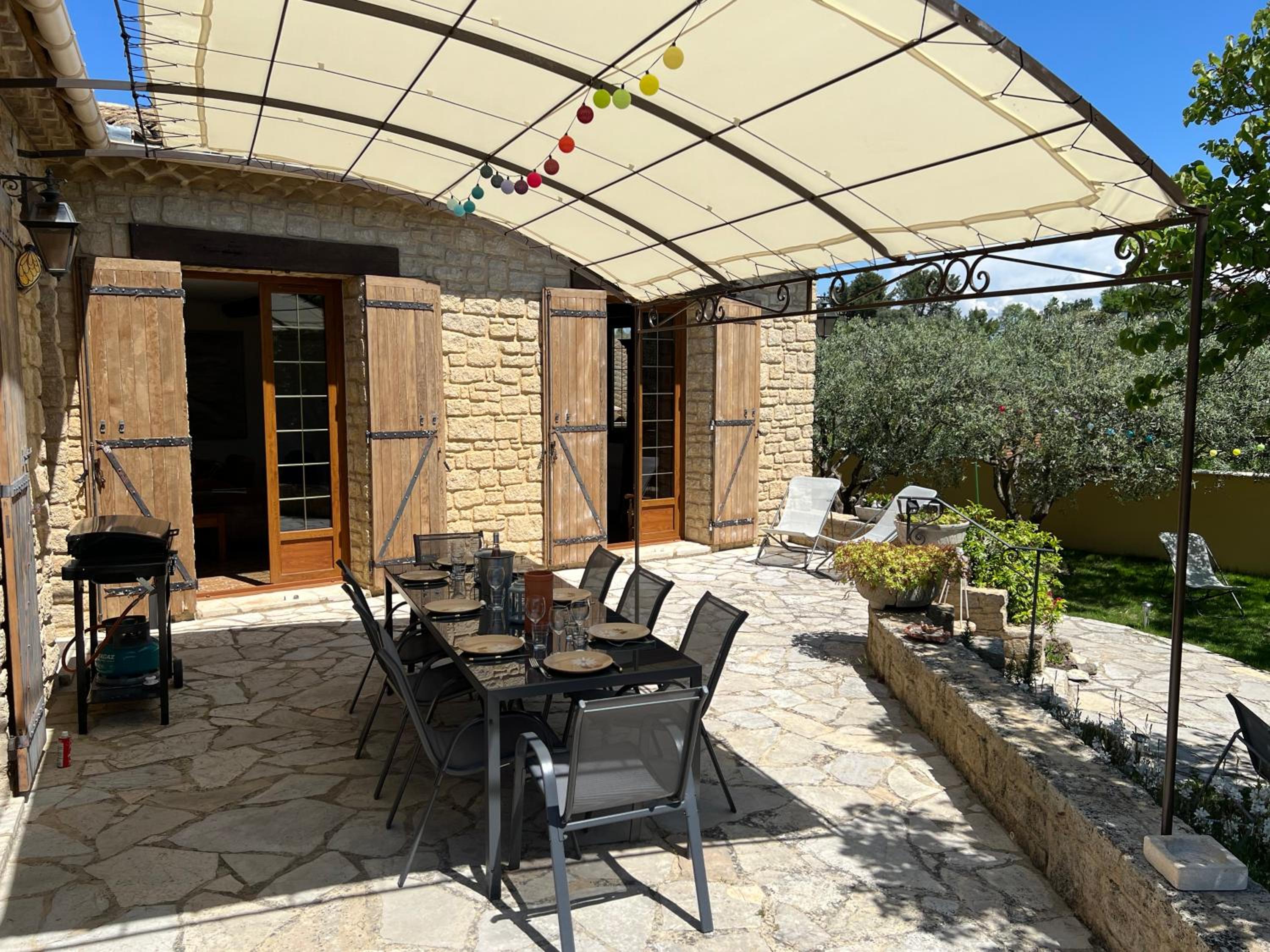 Escapade entre amis en Provence, 4 chambres, terrasse & jardin, proche Avignon