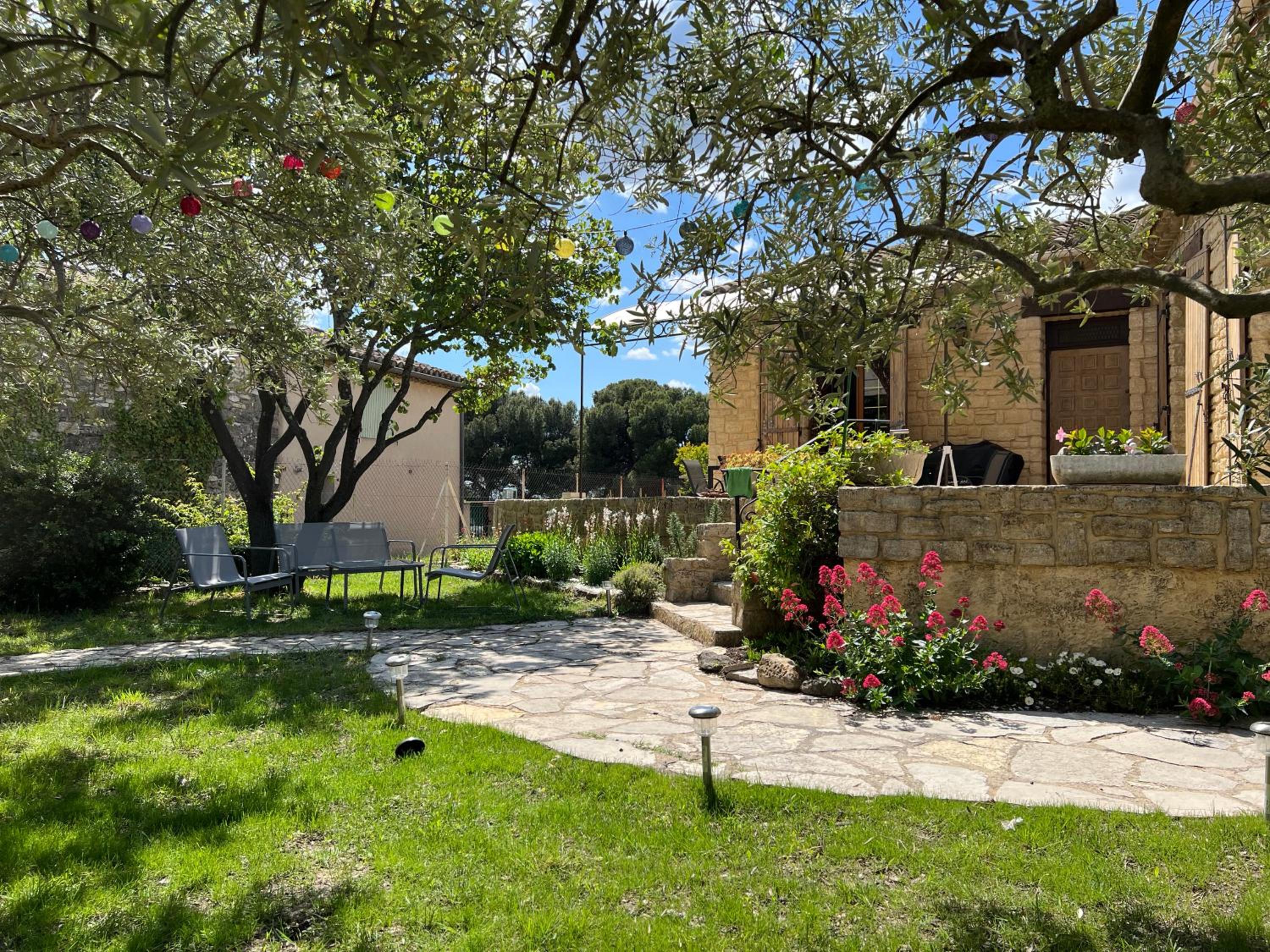 Escapade entre amis en Provence, 4 chambres, terrasse & jardin, proche Avignon