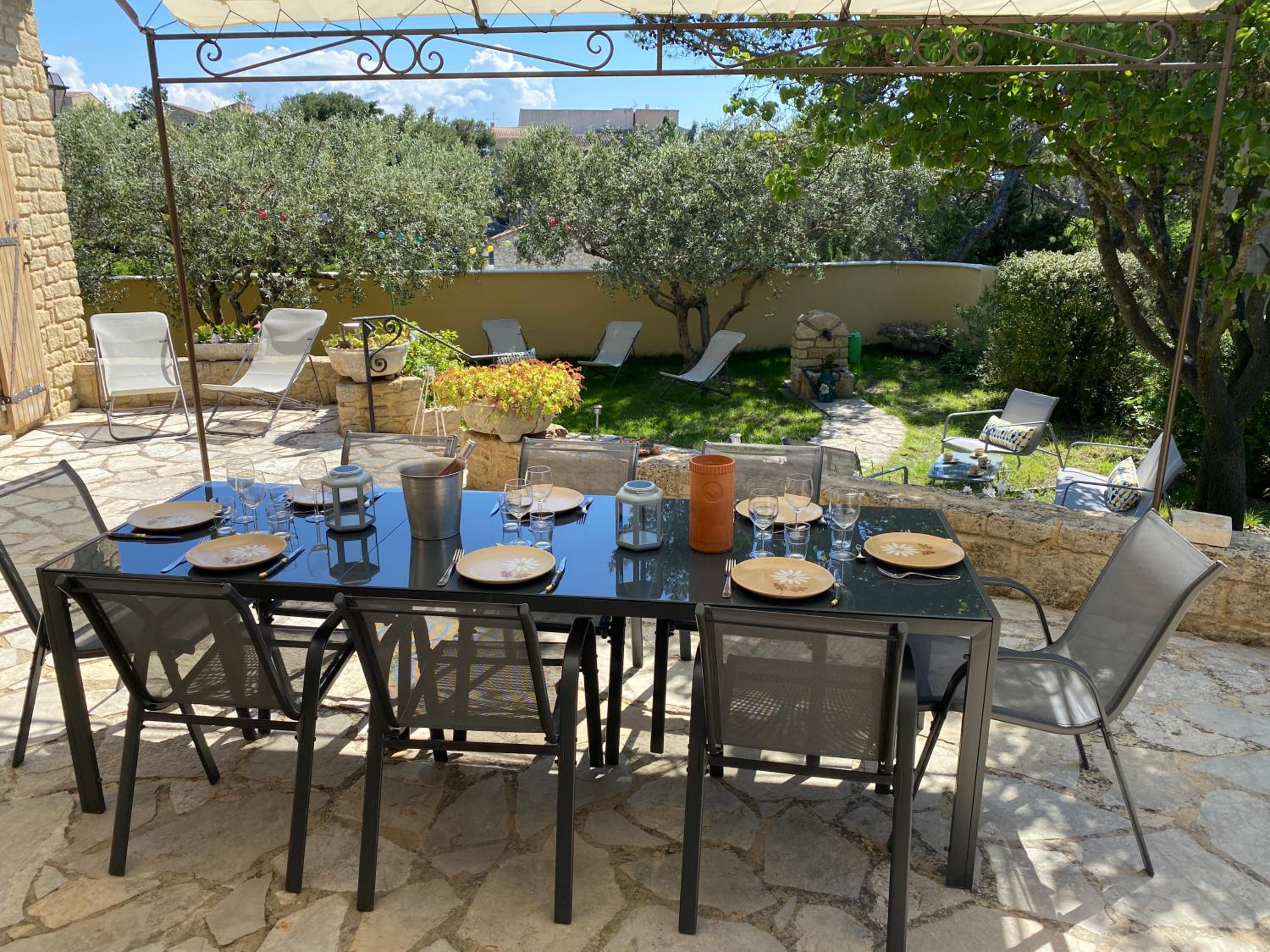 Escapade entre amis en Provence, 4 chambres, terrasse & jardin, proche Avignon