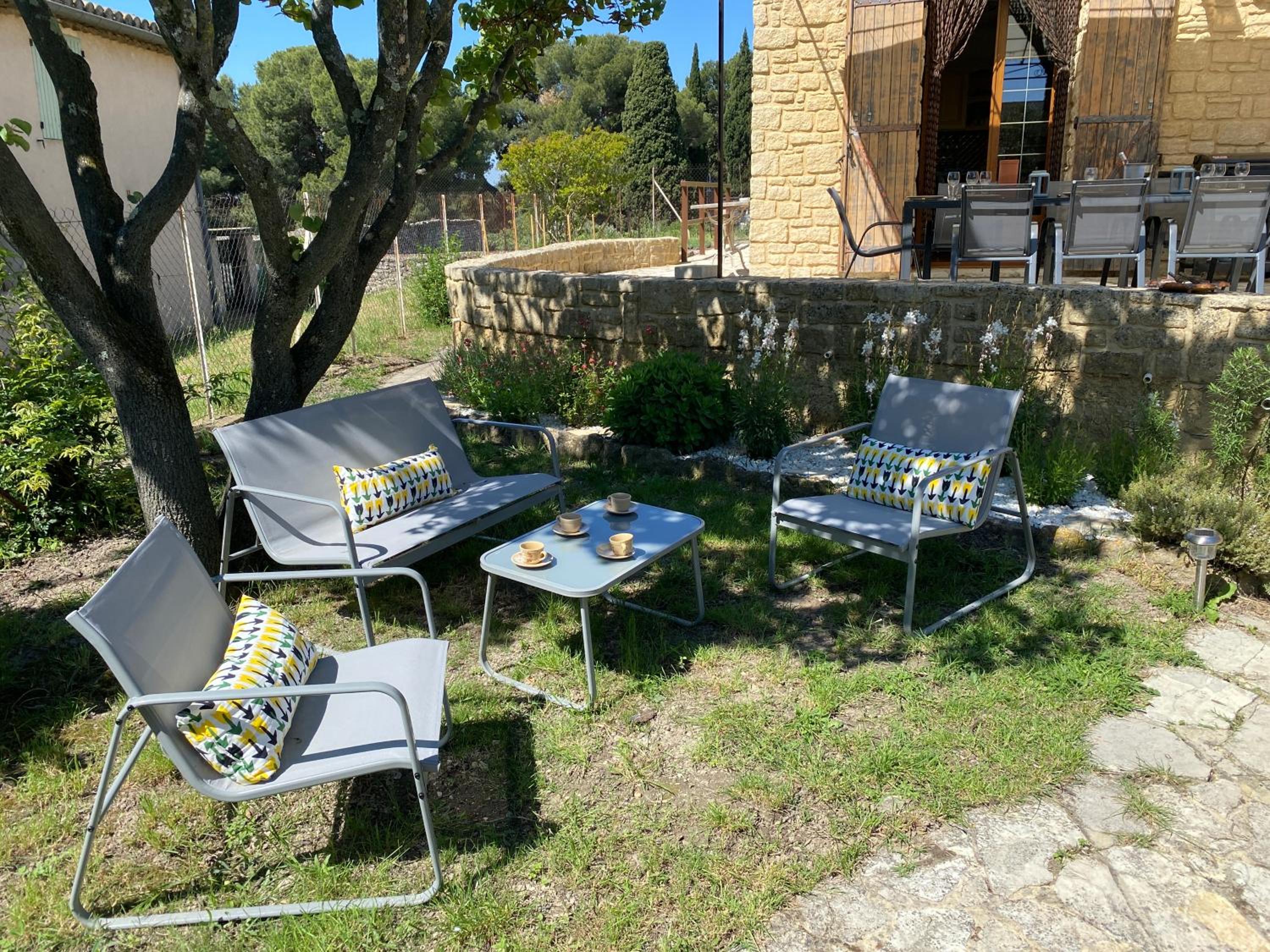 Escapade entre amis en Provence, 4 chambres, terrasse & jardin, proche Avignon