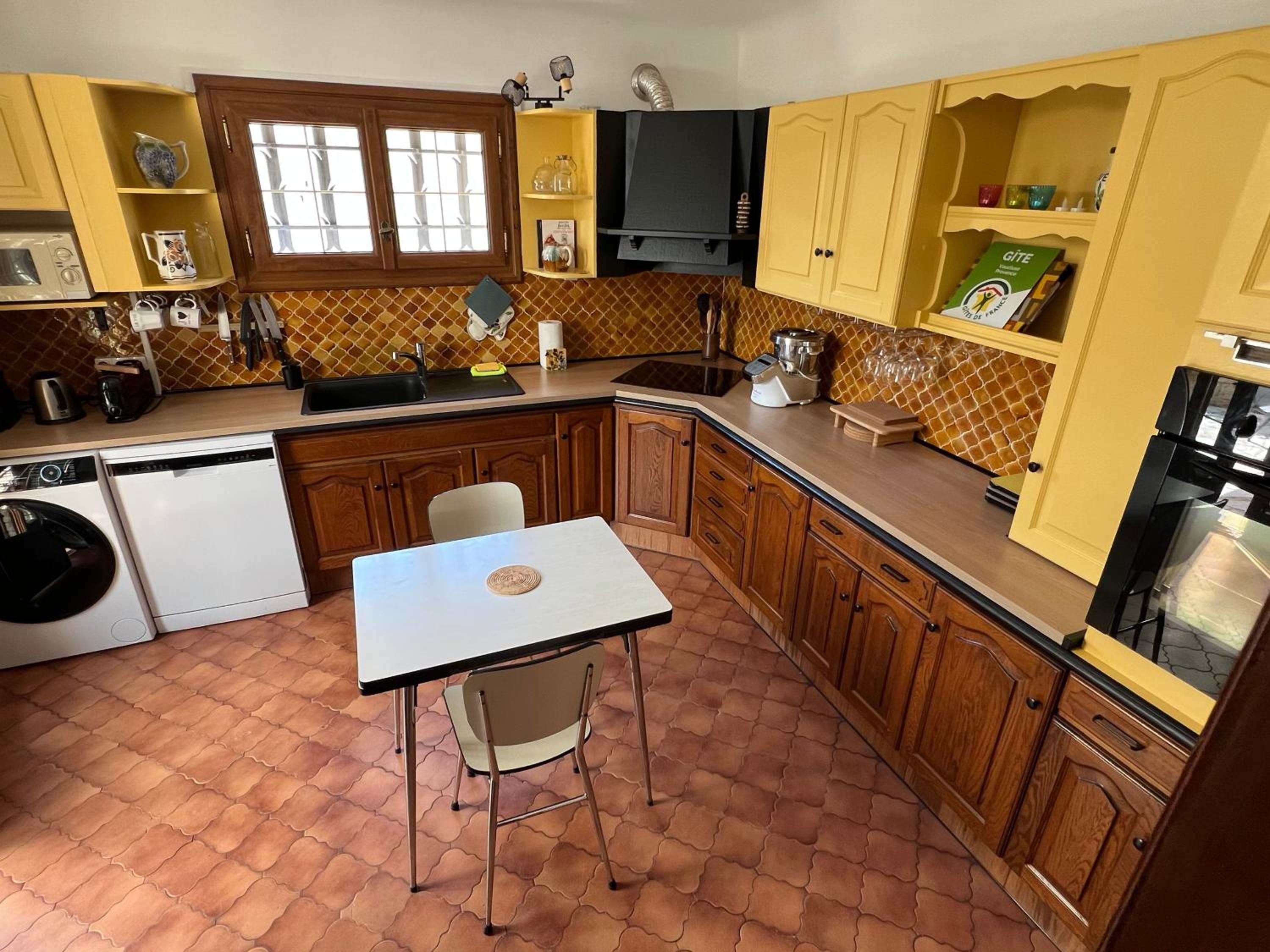 Escapade entre amis en Provence, 4 chambres, terrasse & jardin, proche Avignon
