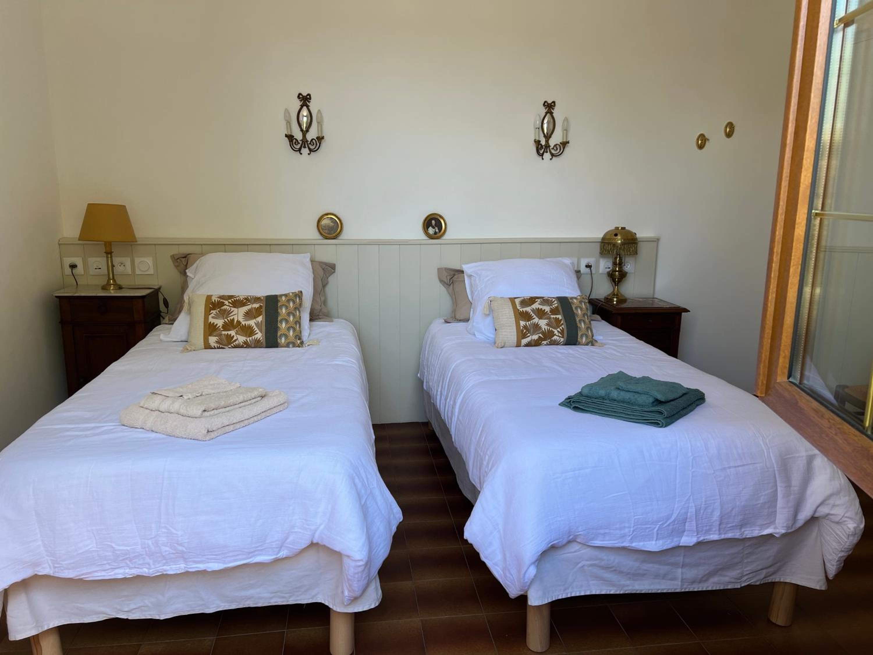 Escapade entre amis en Provence, 4 chambres, terrasse & jardin, proche Avignon
