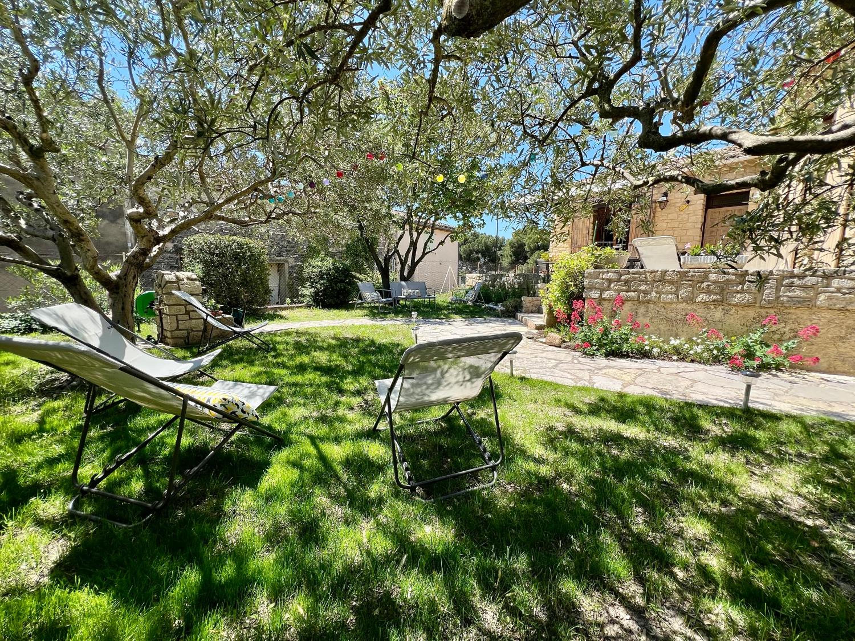 Escapade entre amis en Provence, 4 chambres, terrasse & jardin, proche Avignon