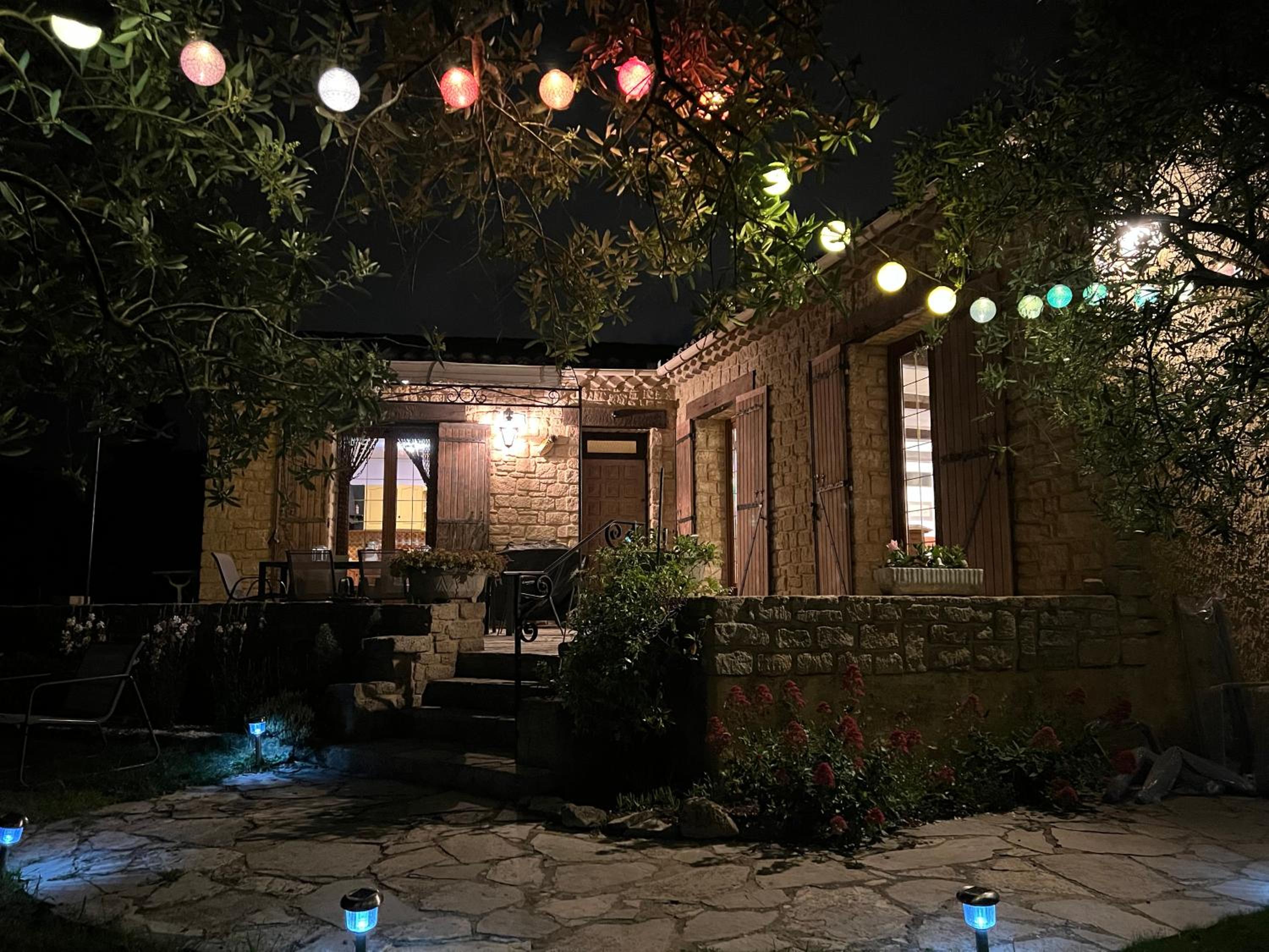 Escapade entre amis en Provence, 4 chambres, terrasse & jardin, proche Avignon
