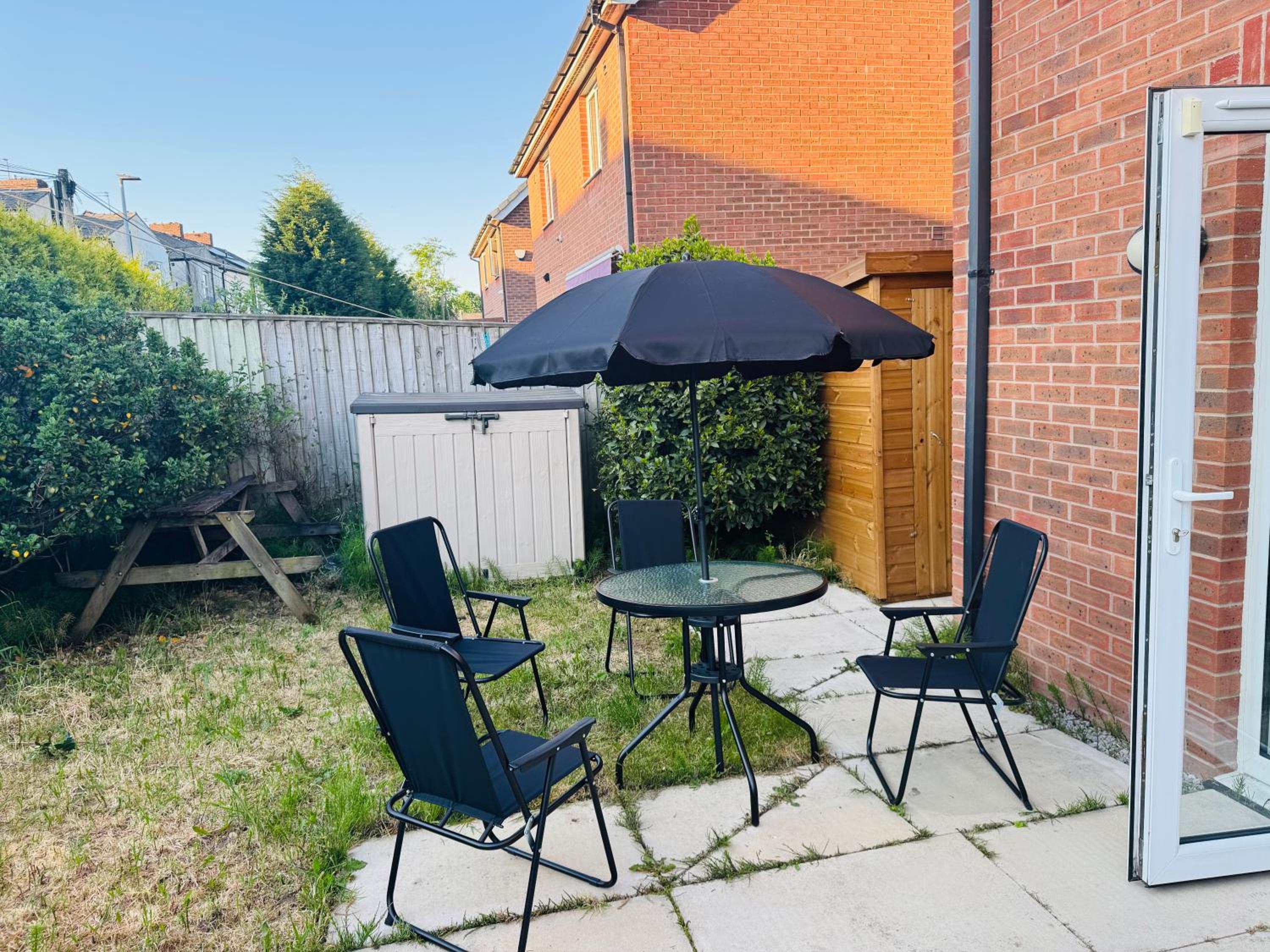 Large 3 Bed Home - Coop Live -Free parking