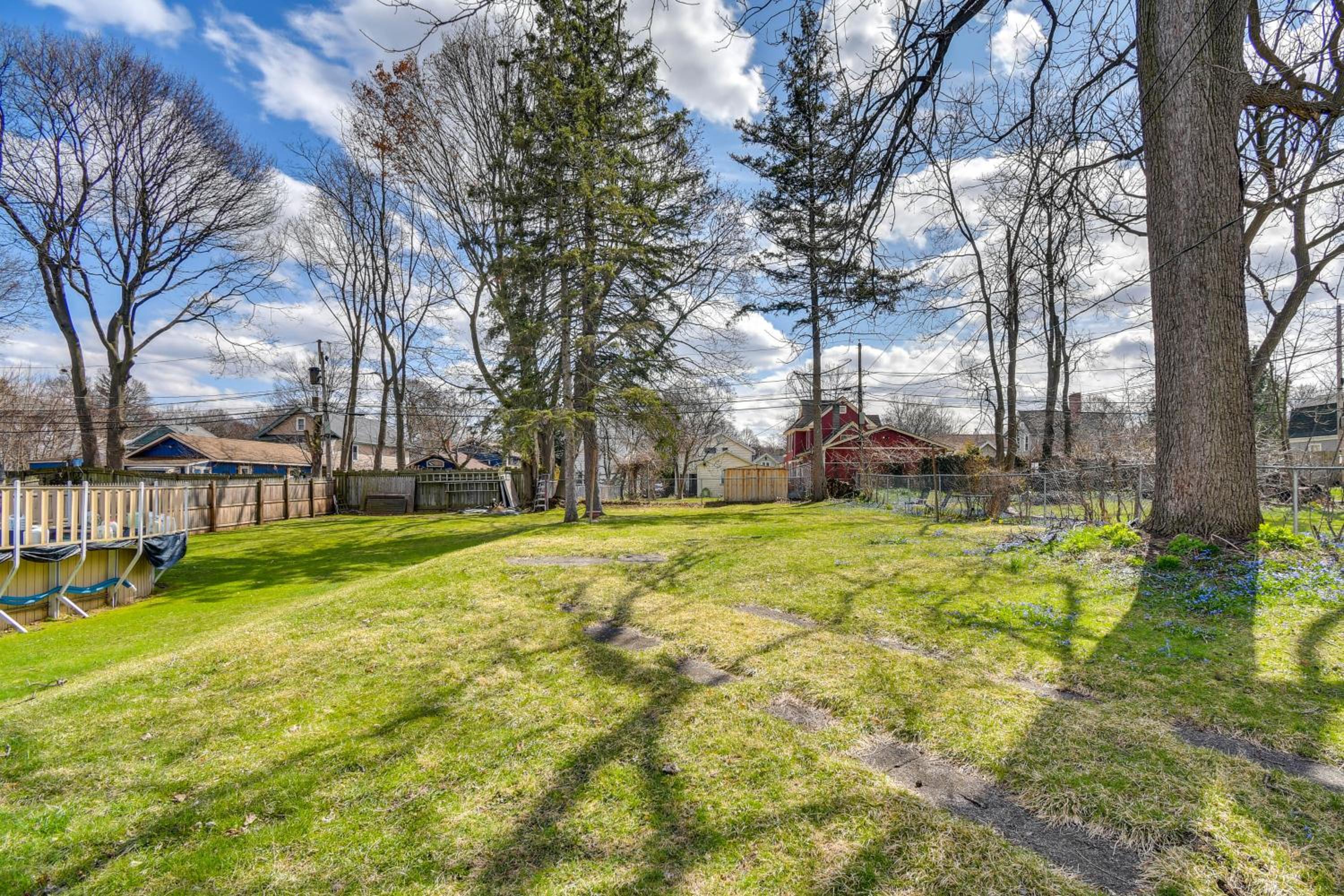 Less Than 2 Mi to Hospitals and University South Wedge Apt!