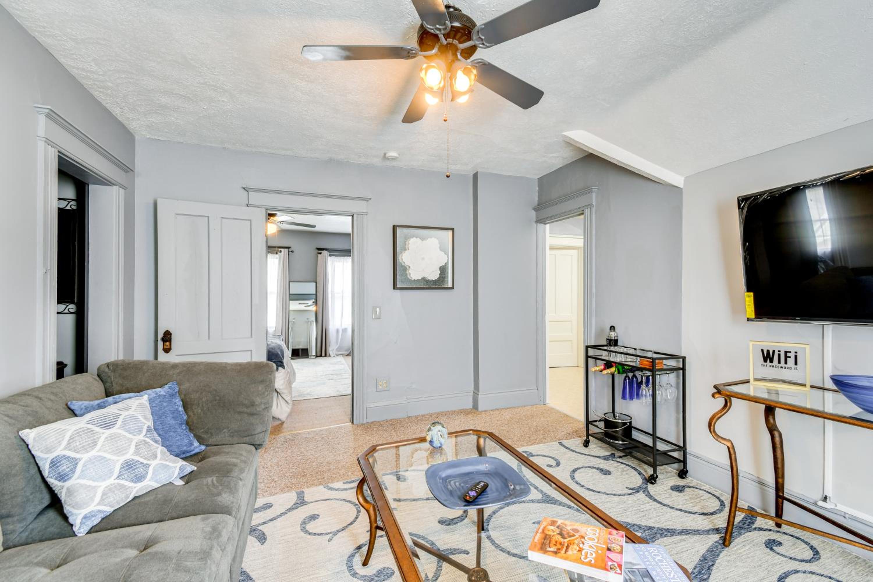 Less Than 2 Mi to Hospitals and University South Wedge Apt!