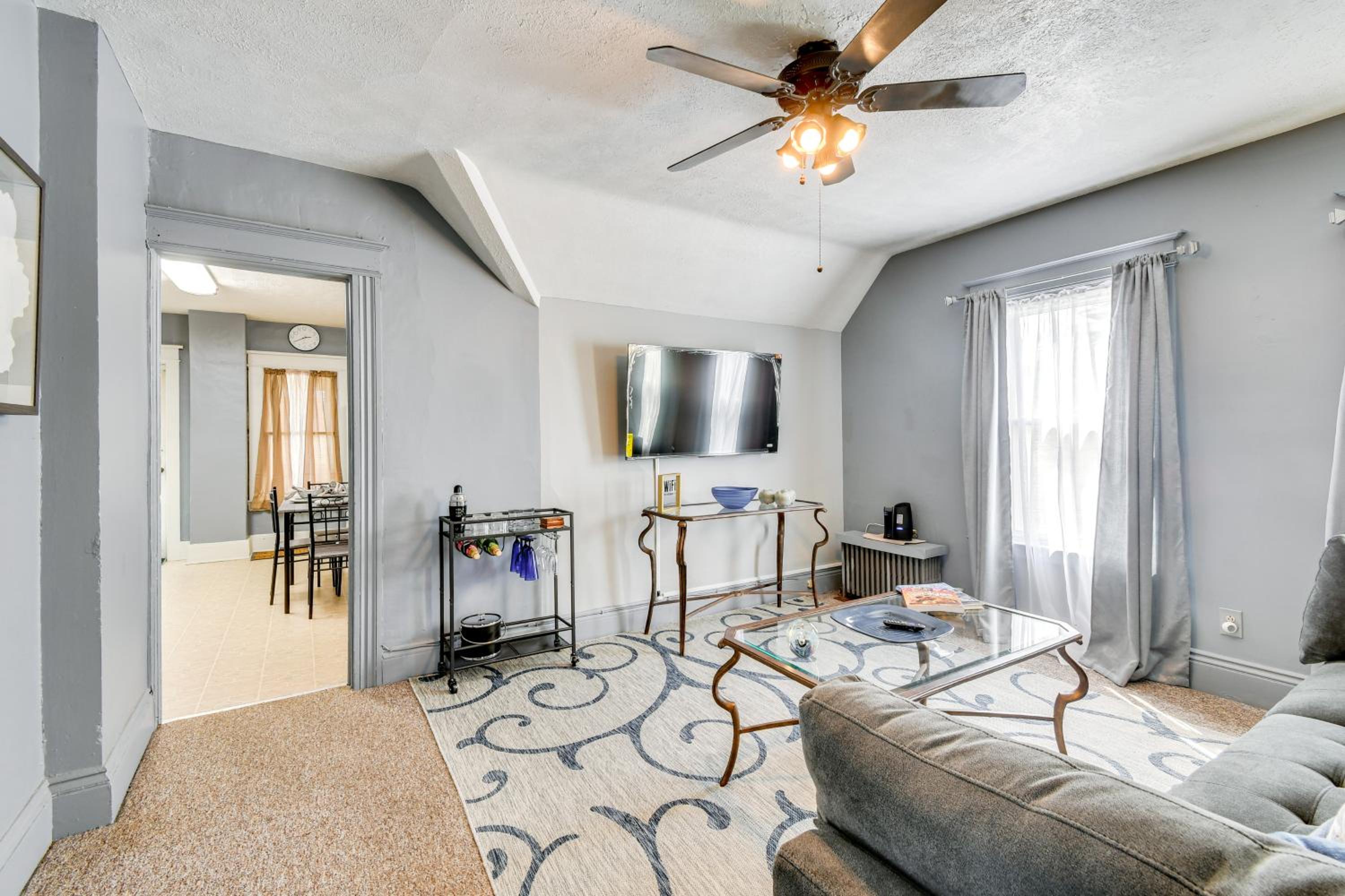 Less Than 2 Mi to Hospitals and University South Wedge Apt!
