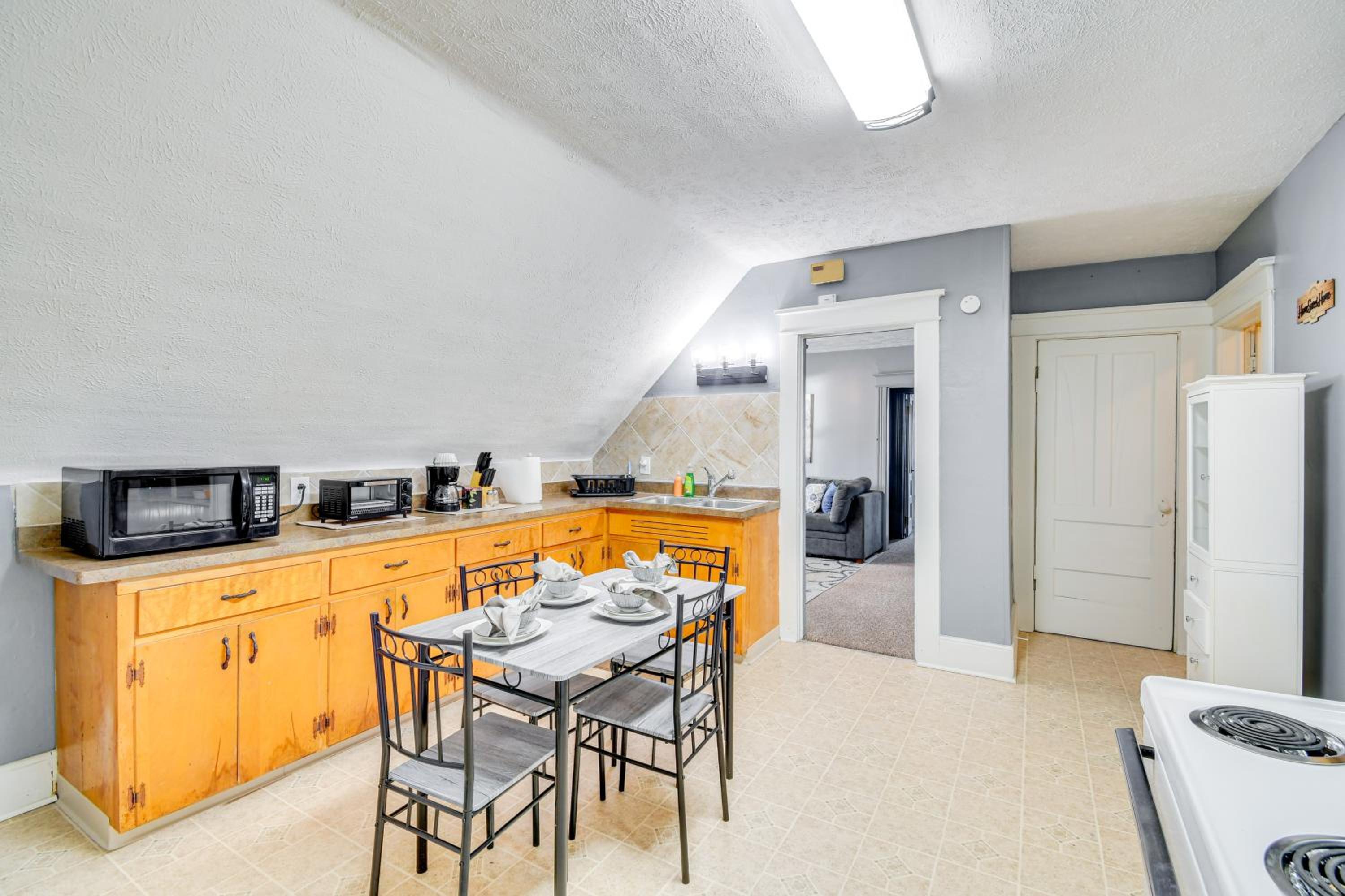 Less Than 2 Mi to Hospitals and University South Wedge Apt!