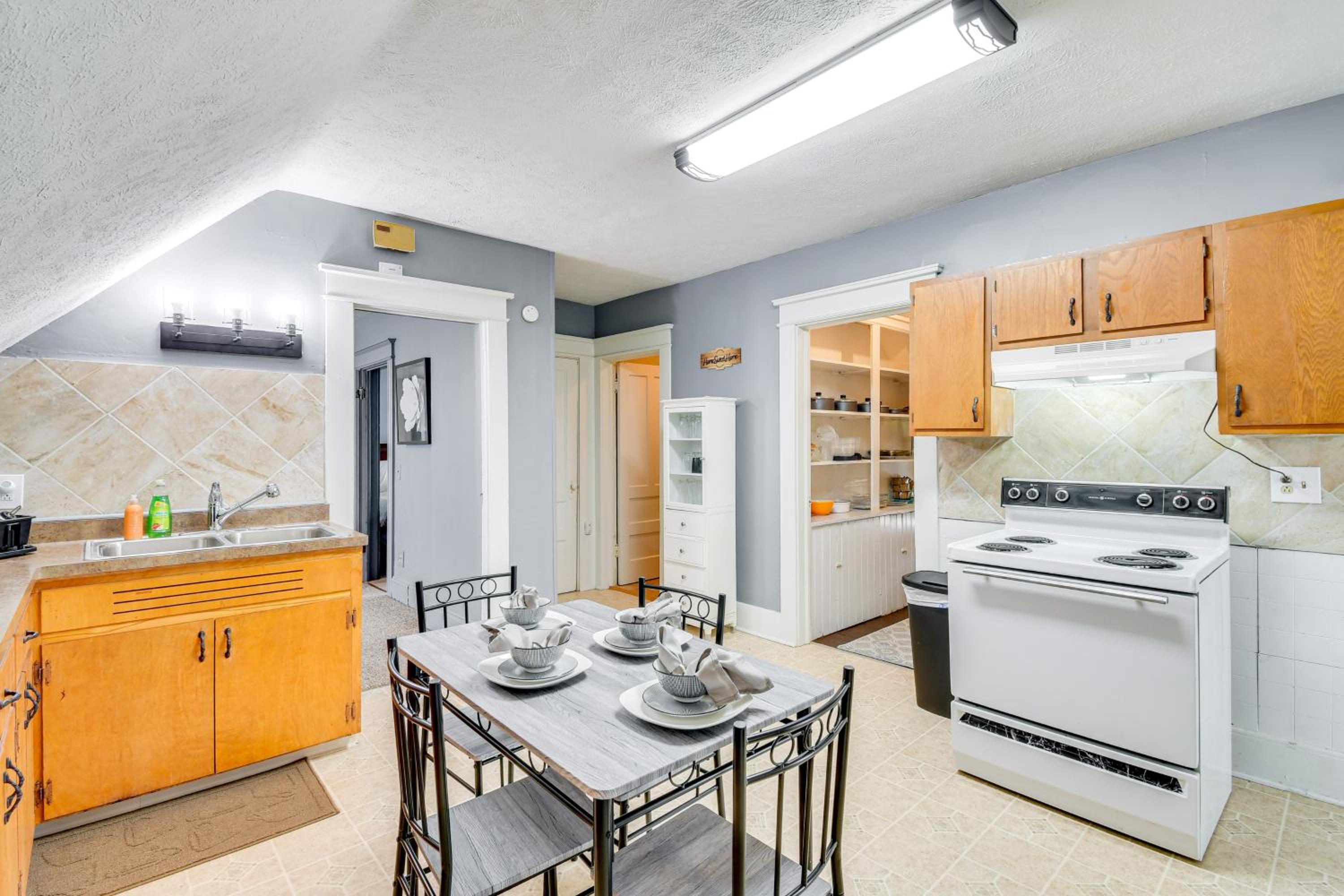 Less Than 2 Mi to Hospitals and University South Wedge Apt!
