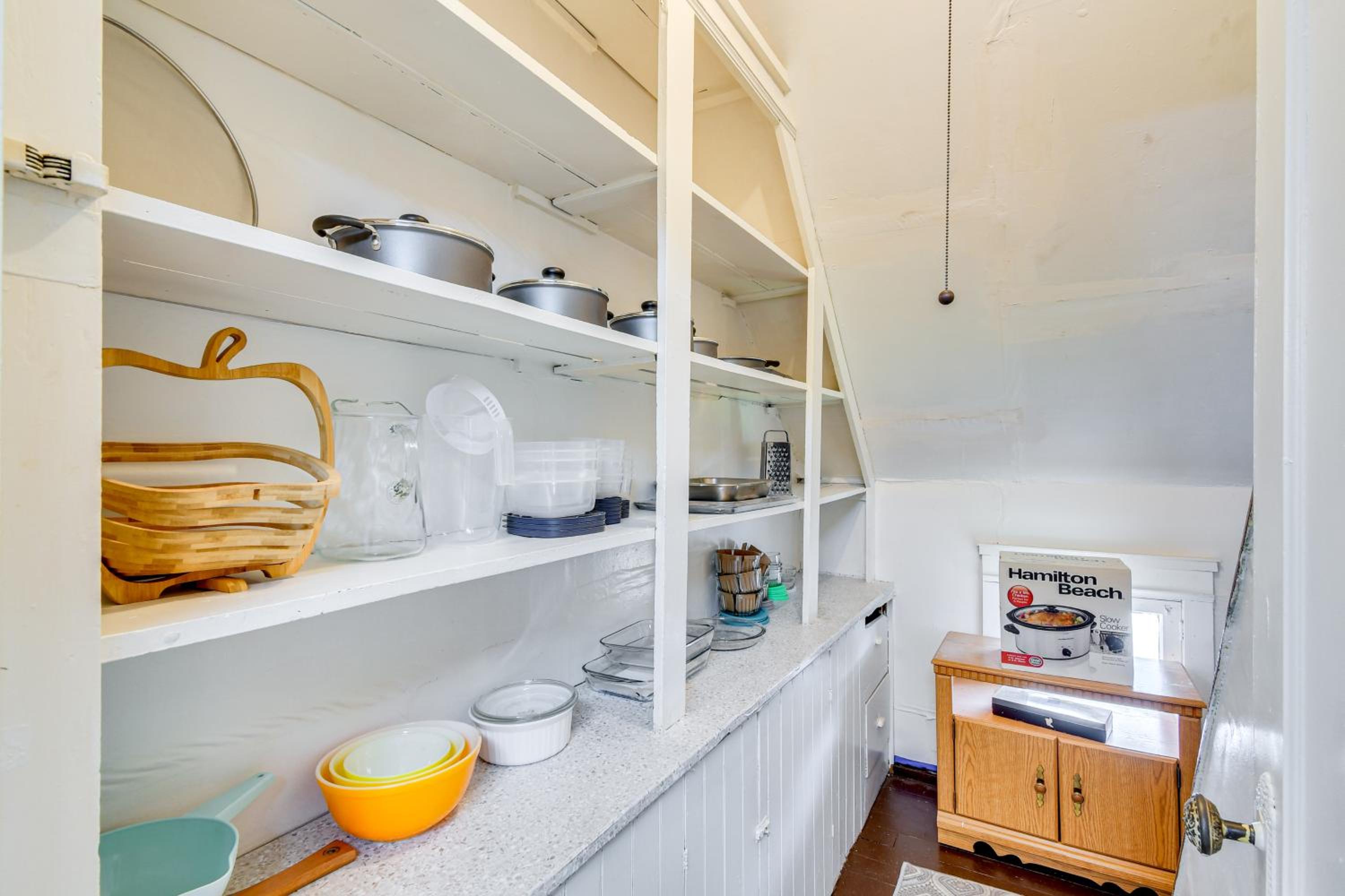 Less Than 2 Mi to Hospitals and University South Wedge Apt!