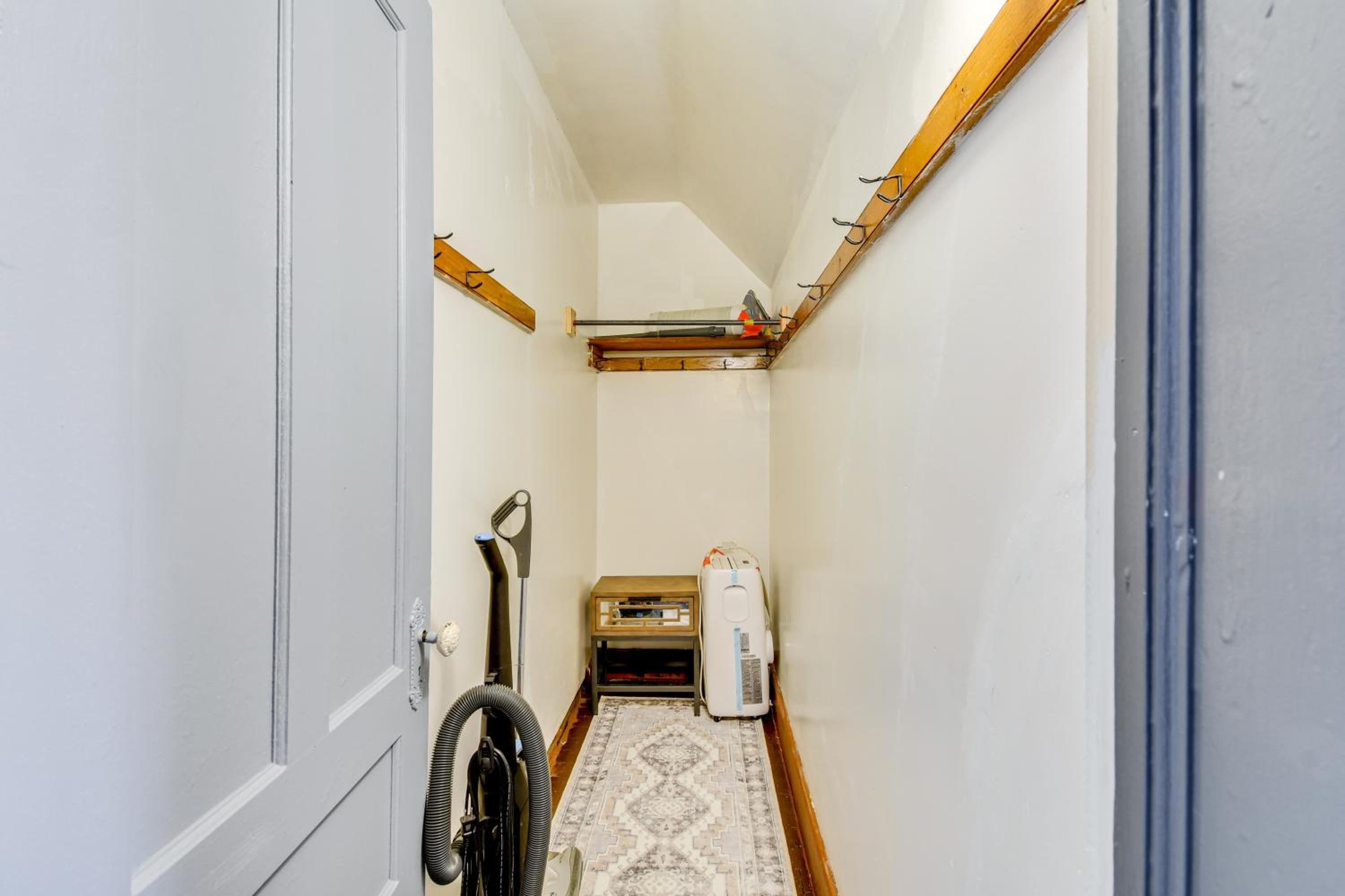 Less Than 2 Mi to Hospitals and University South Wedge Apt!
