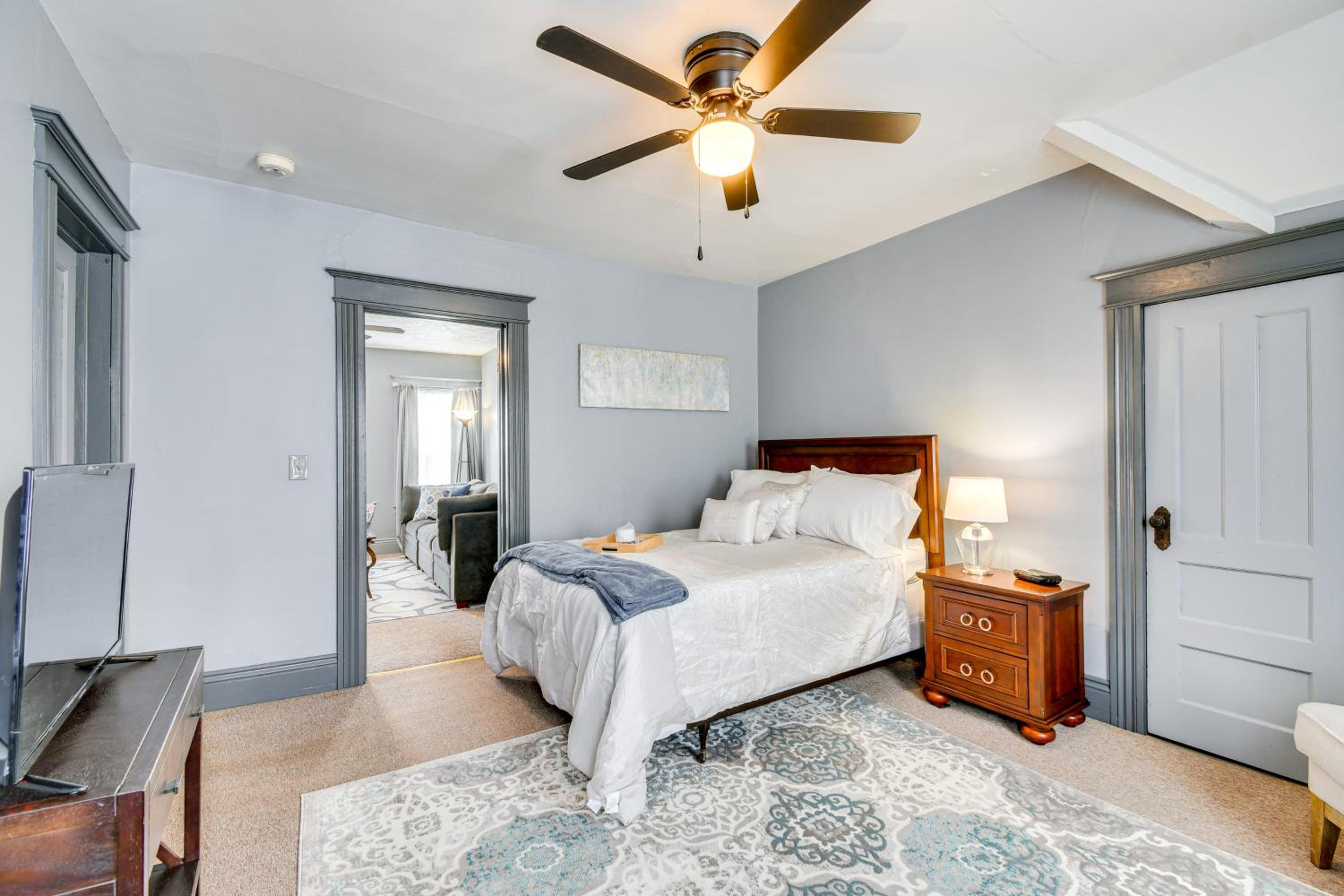 Less Than 2 Mi to Hospitals and University South Wedge Apt!