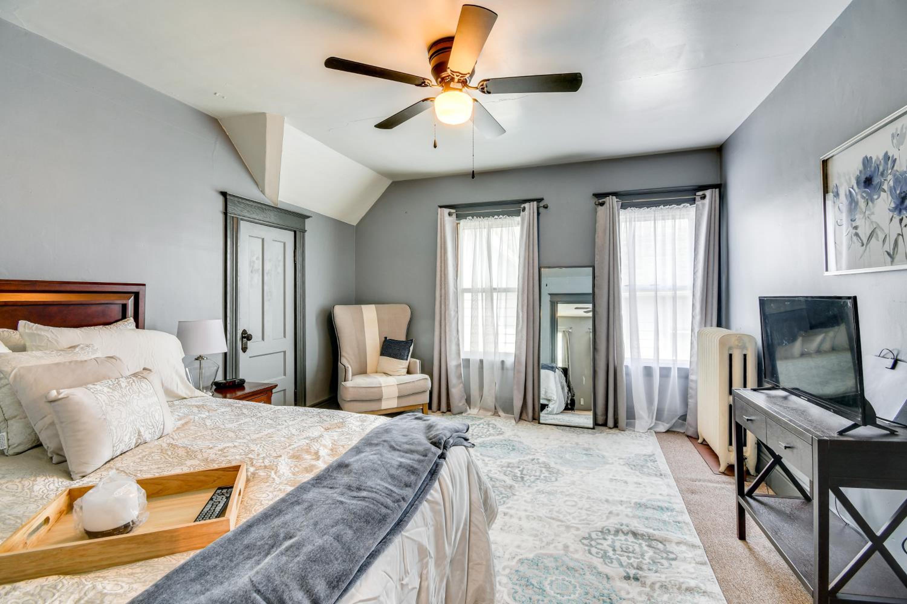 Less Than 2 Mi to Hospitals and University South Wedge Apt!