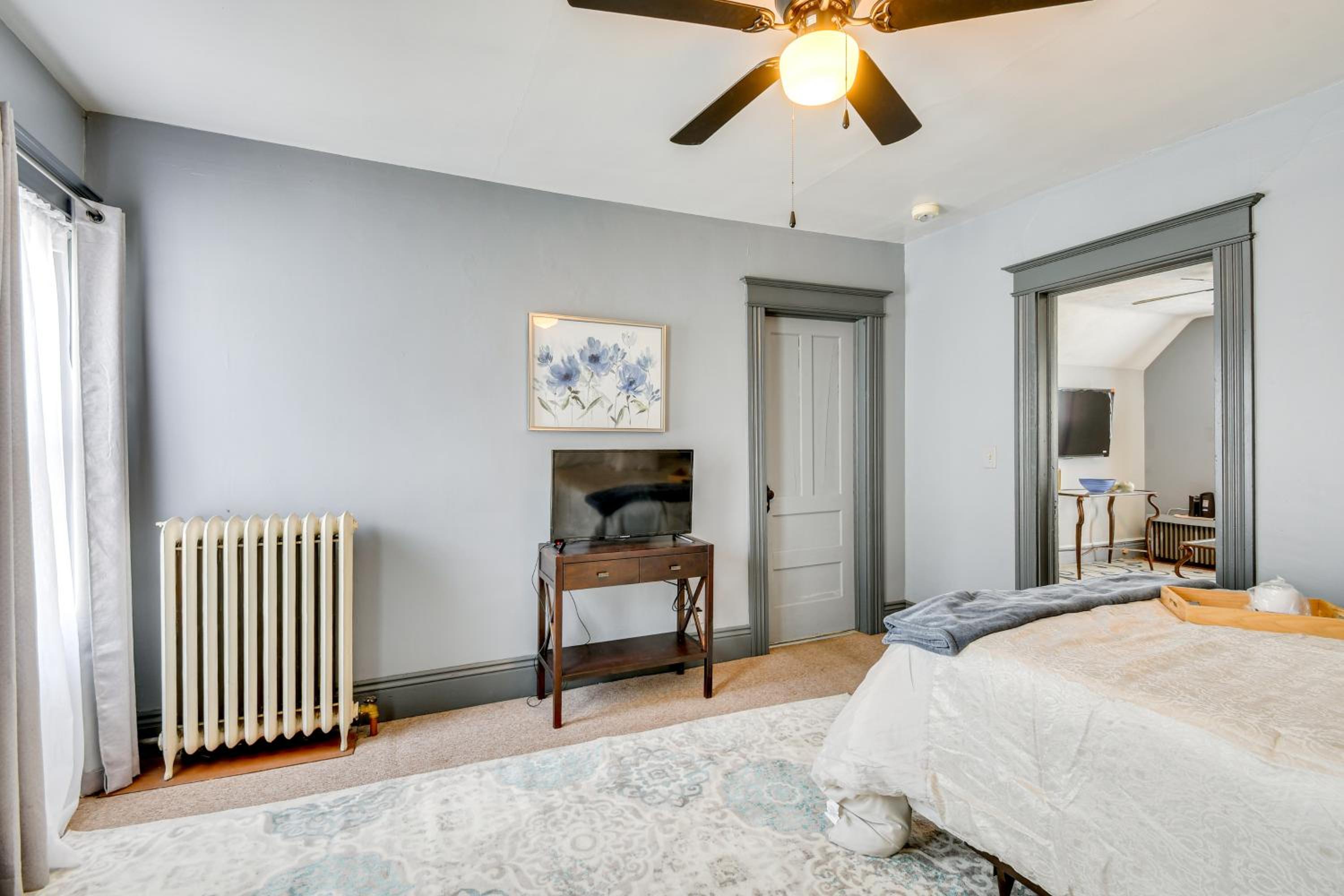 Less Than 2 Mi to Hospitals and University South Wedge Apt!