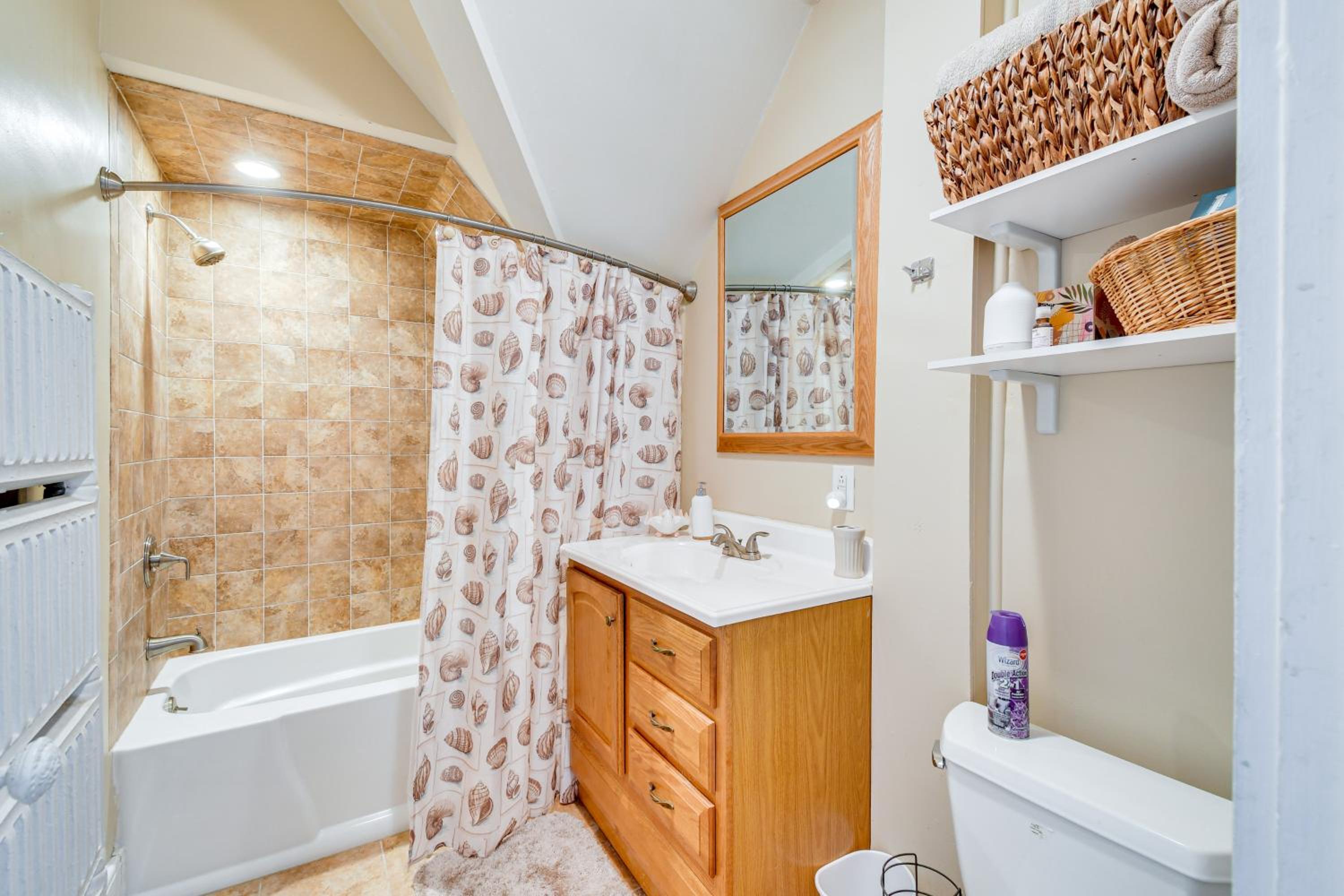 Less Than 2 Mi to Hospitals and University South Wedge Apt!