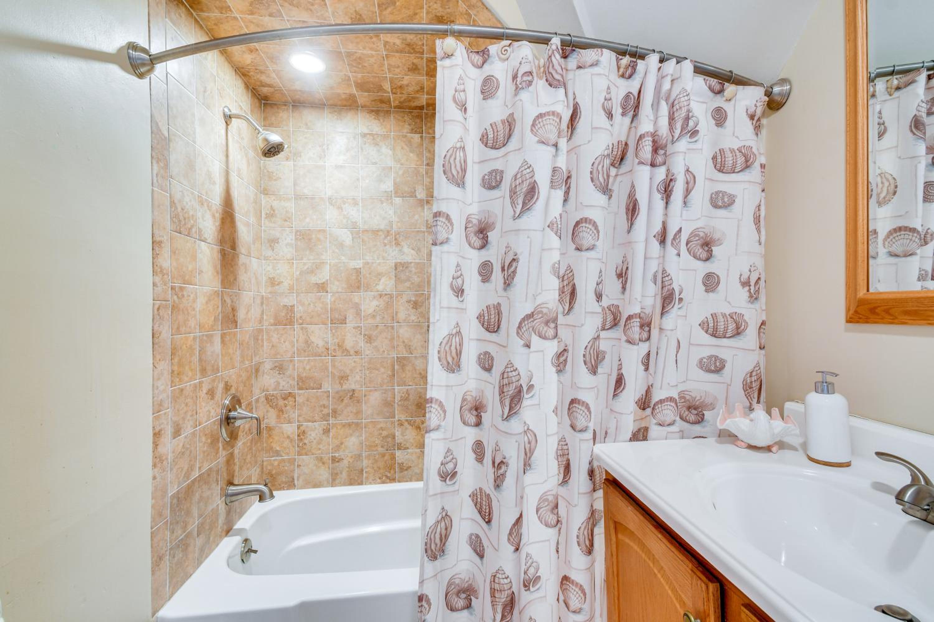 Less Than 2 Mi to Hospitals and University South Wedge Apt!