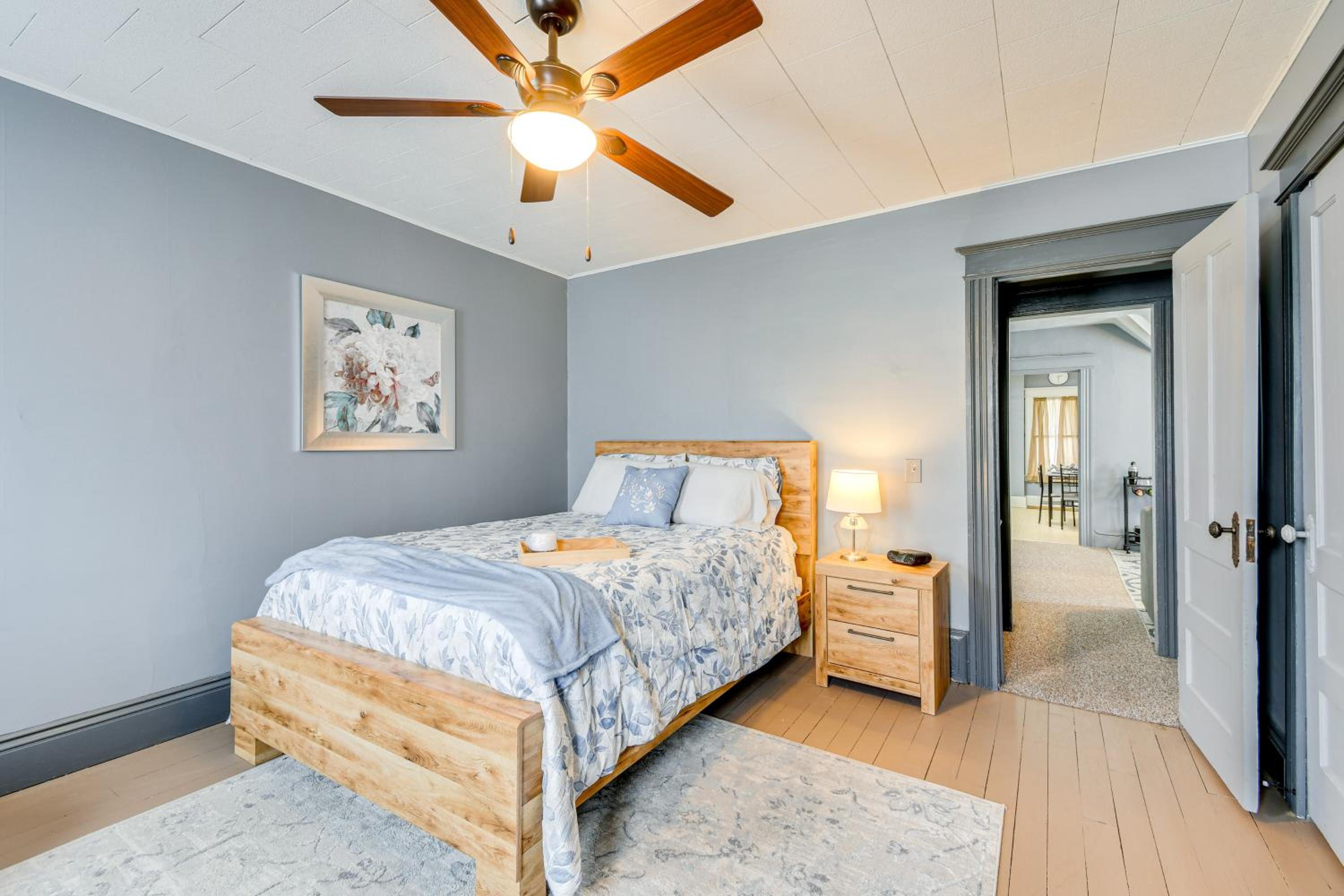 Less Than 2 Mi to Hospitals and University South Wedge Apt!