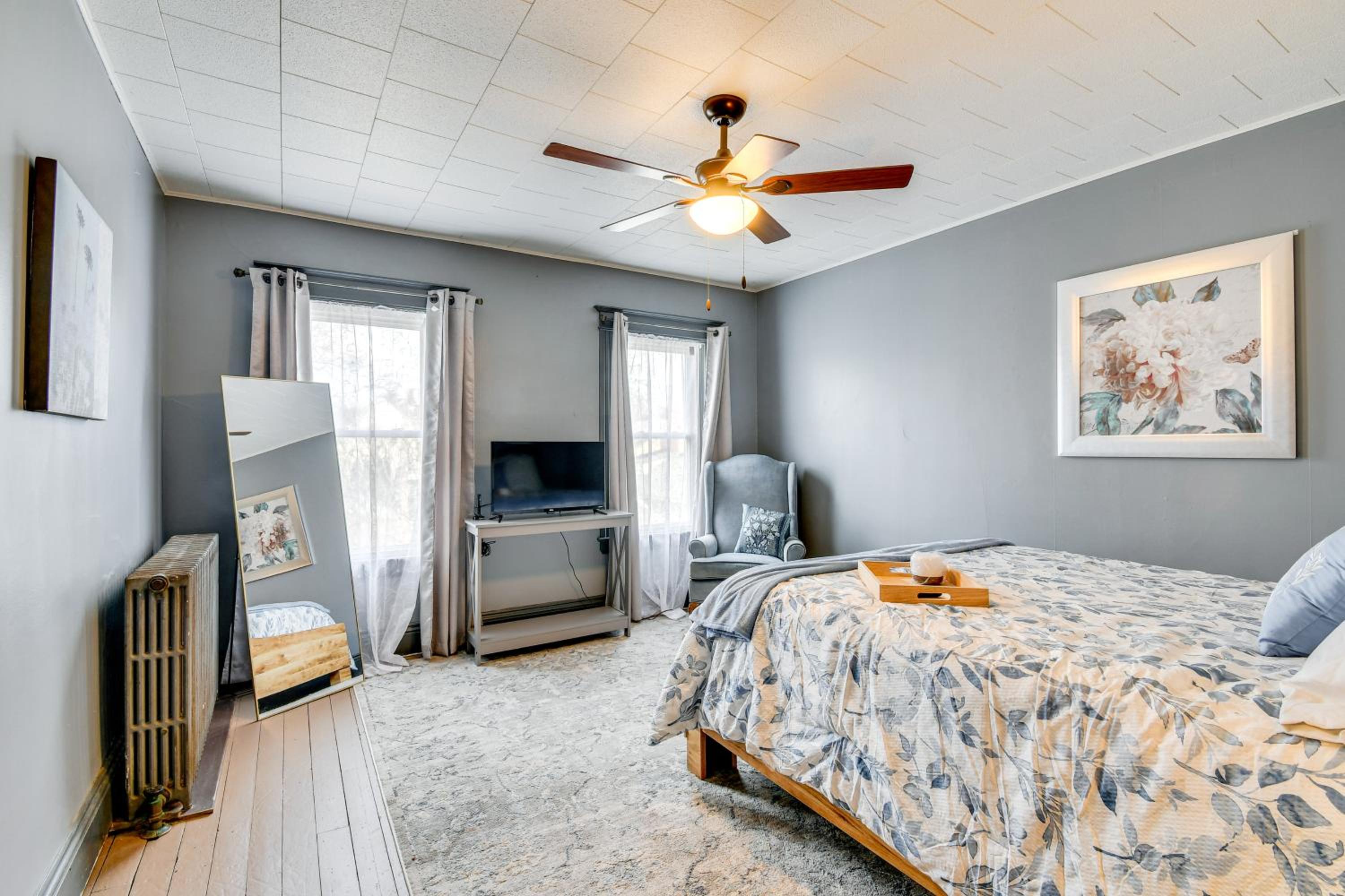 Less Than 2 Mi to Hospitals and University South Wedge Apt!