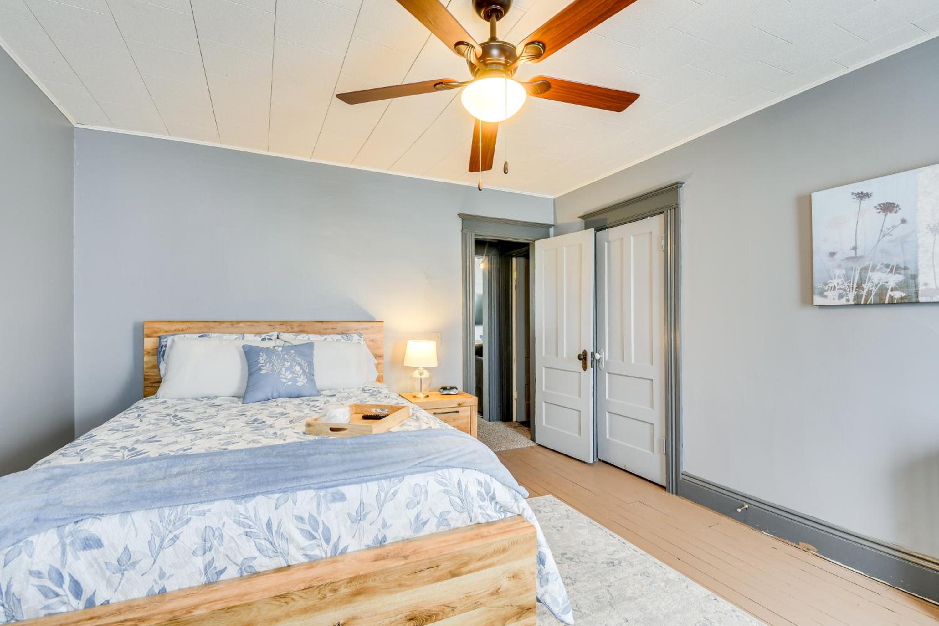 Less Than 2 Mi to Hospitals and University South Wedge Apt!