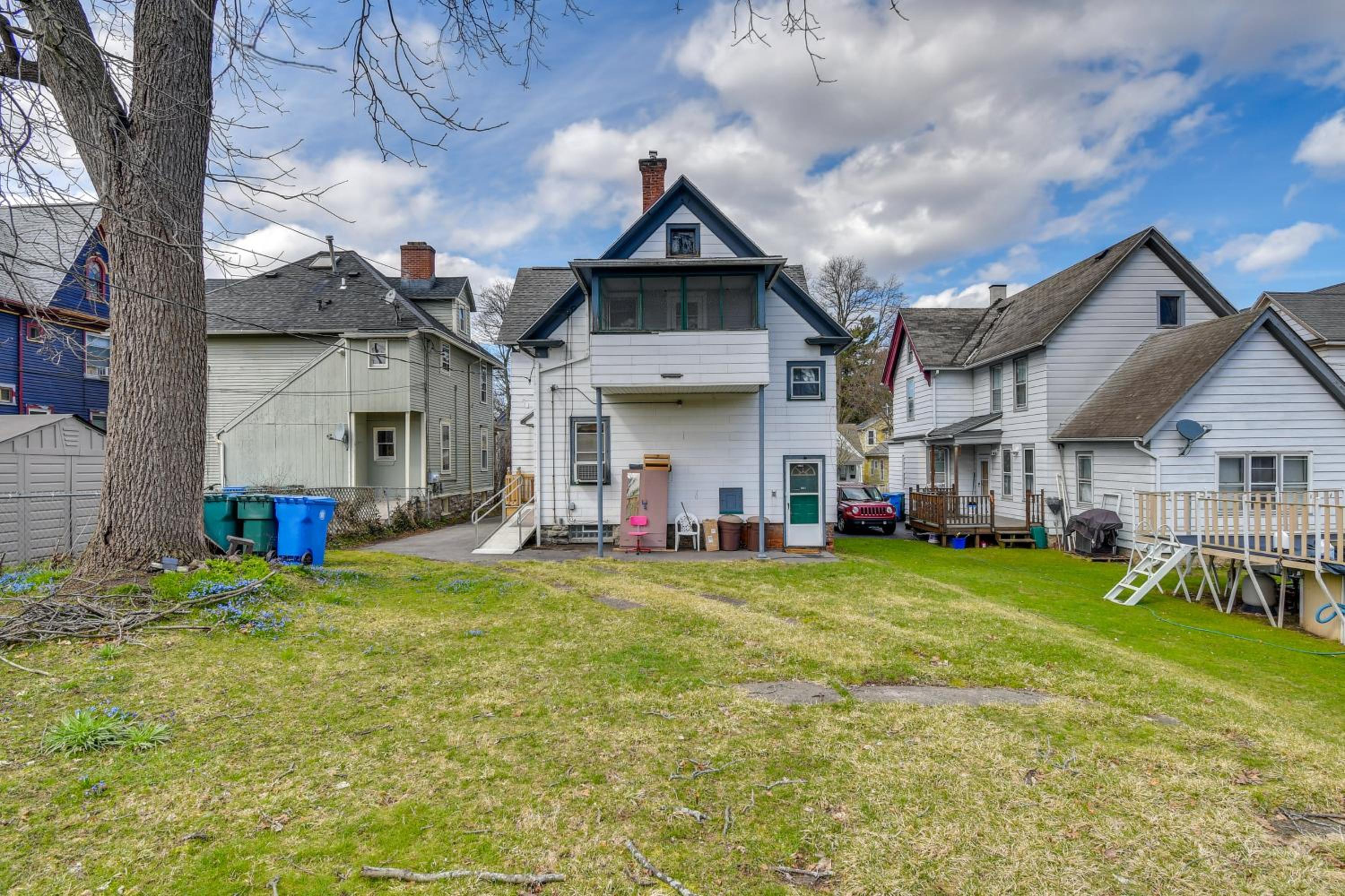 Less Than 2 Mi to Hospitals and University South Wedge Apt!