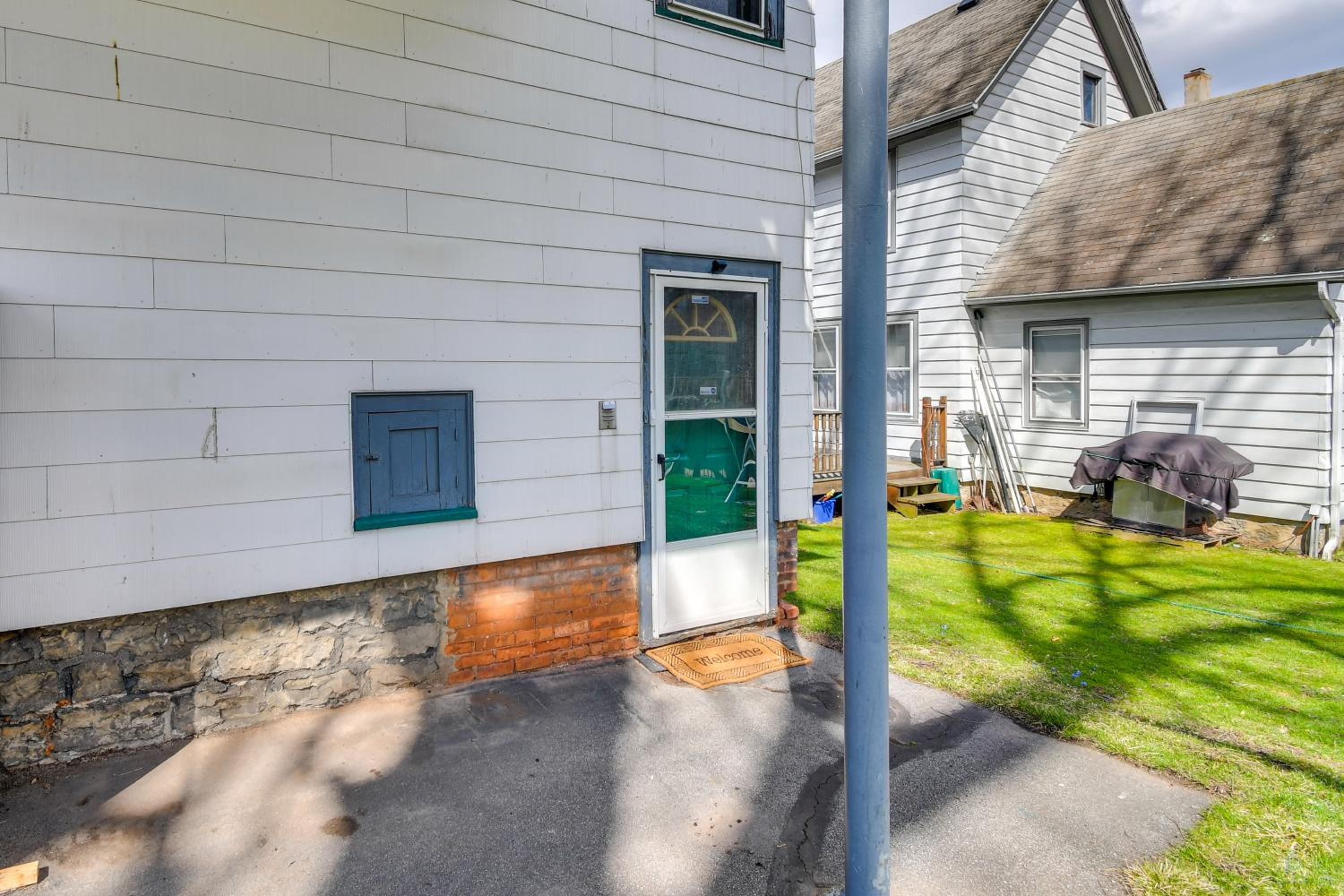Less Than 2 Mi to Hospitals and University South Wedge Apt!