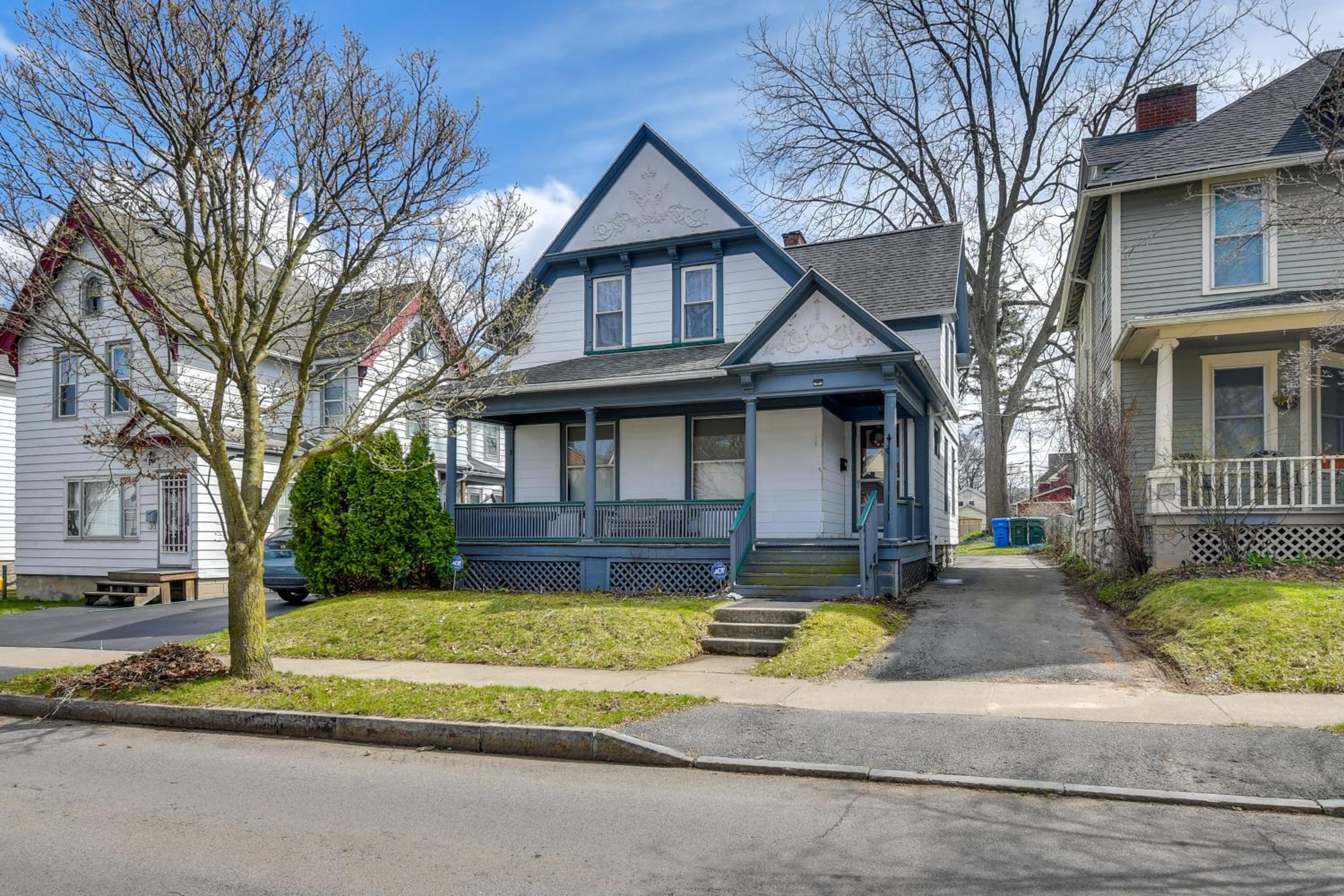 Less Than 2 Mi to Hospitals and University South Wedge Apt!