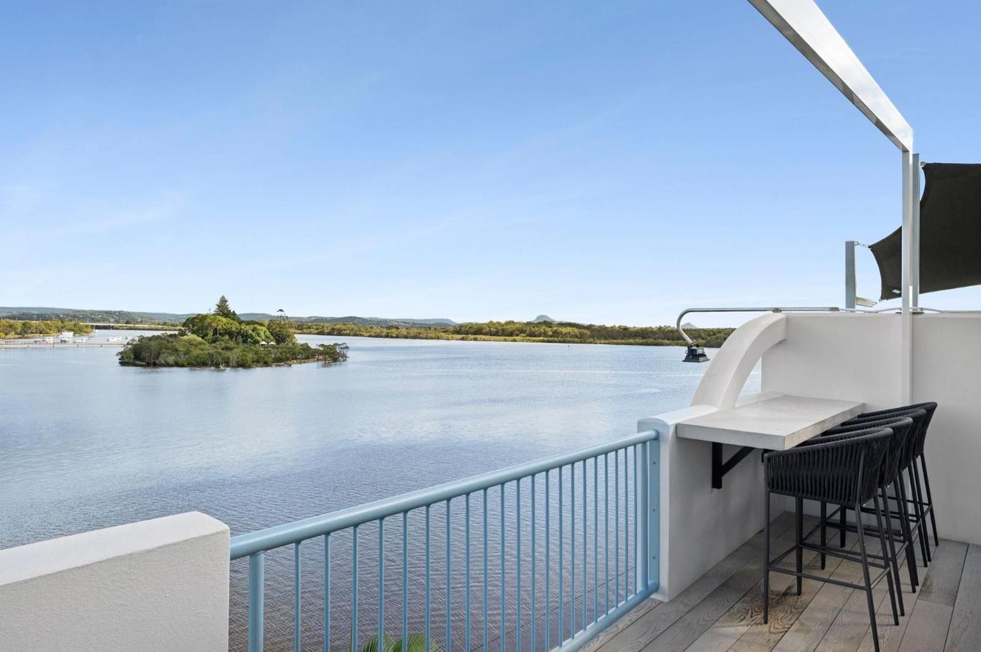Stunning Rooftop Retreat with Private Jacuzzi on the Maroochy River