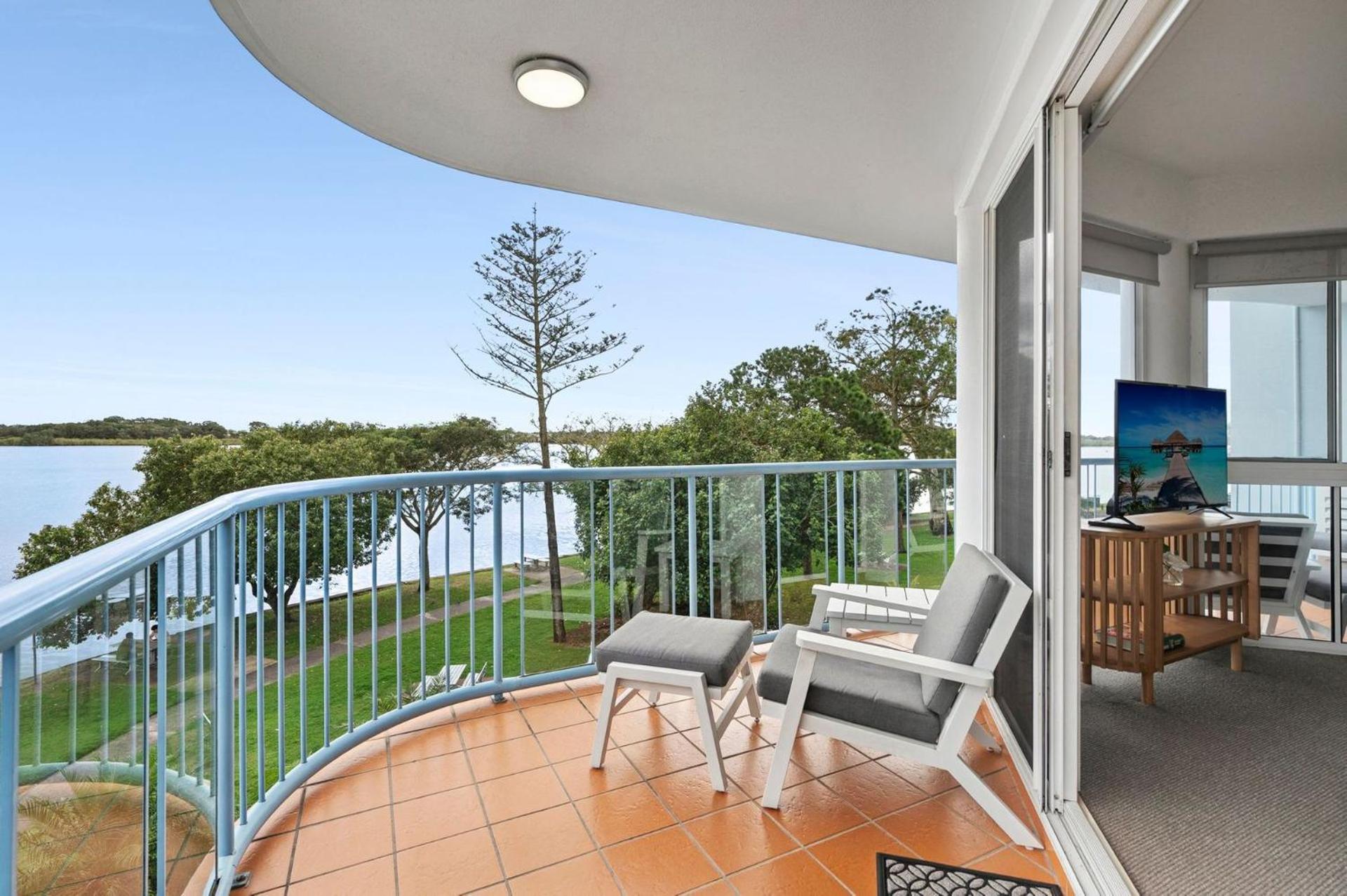 Stunning Rooftop Retreat with Private Jacuzzi on the Maroochy River