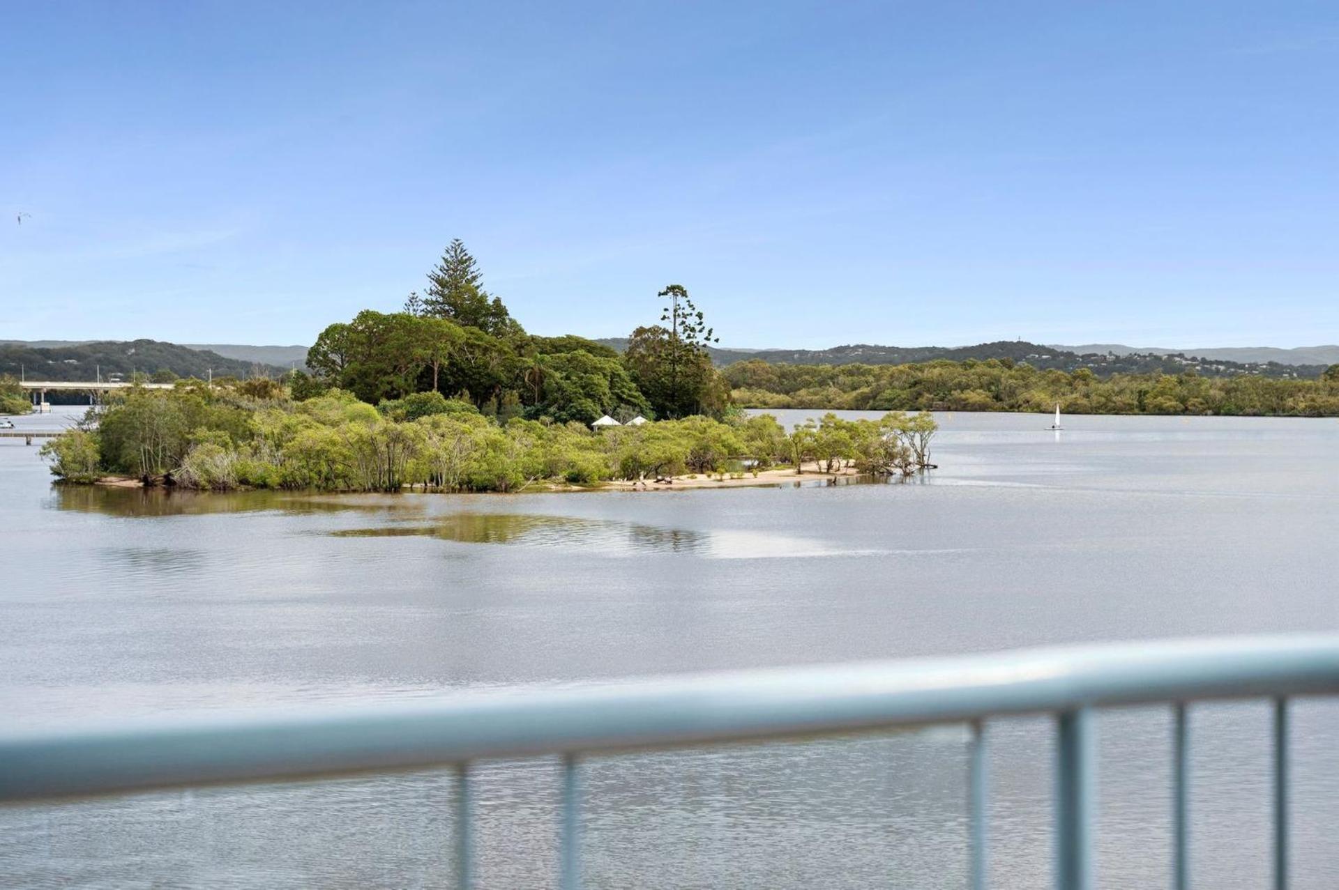 Stunning Rooftop Retreat with Private Jacuzzi on the Maroochy River