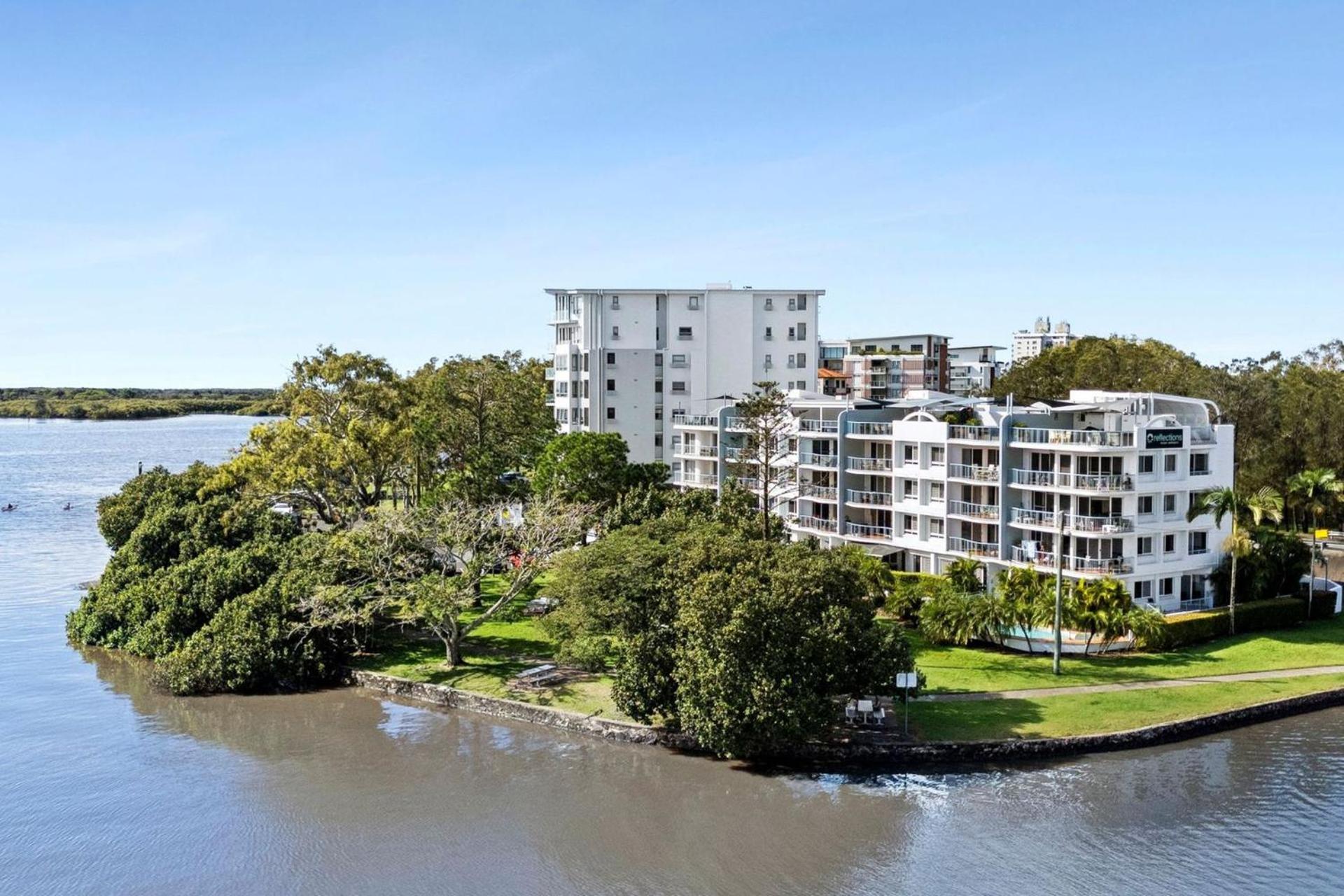 Stunning Rooftop Retreat with Private Jacuzzi on the Maroochy River