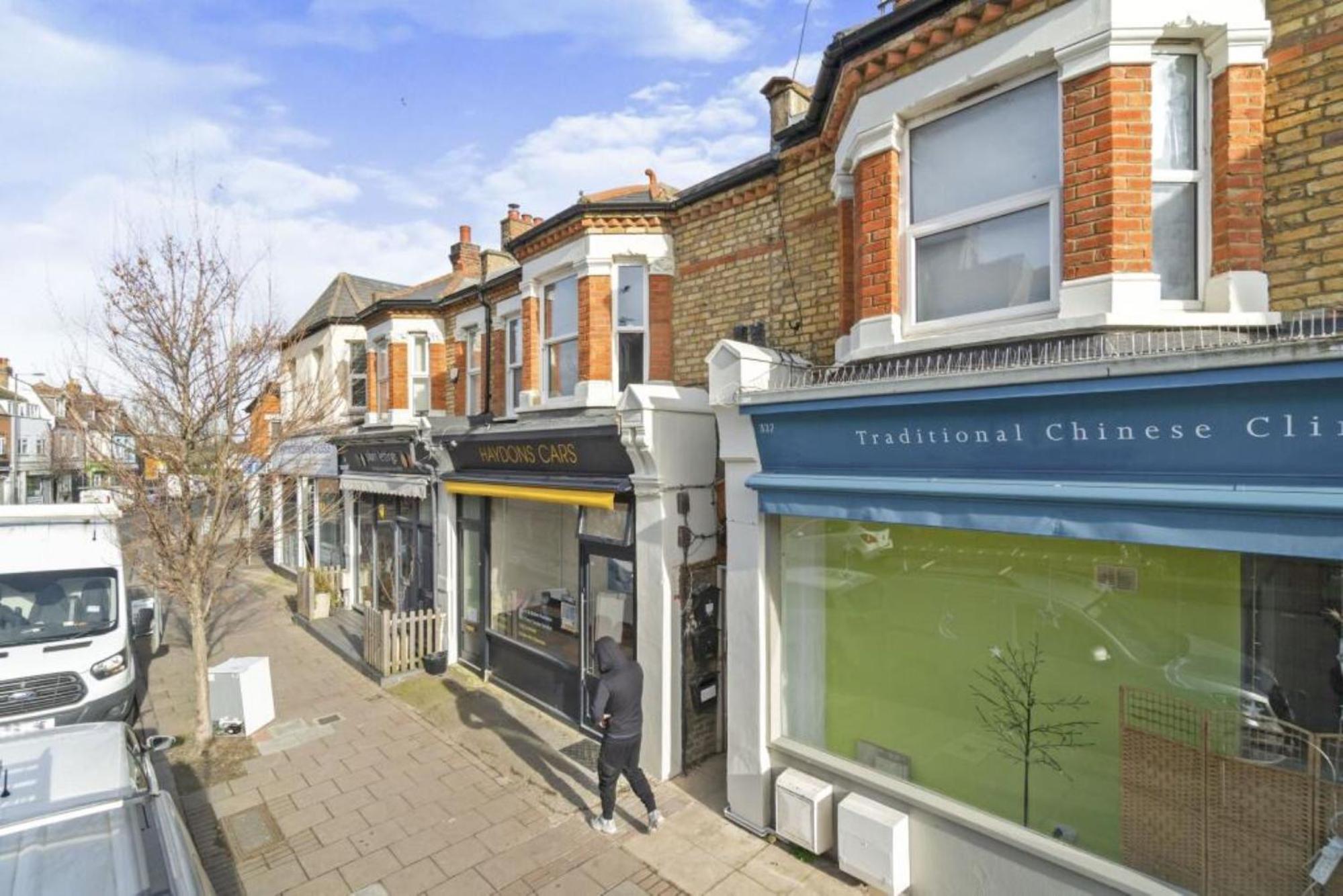 Charming Wimbledon 3-Bed Apt with Outdoor Area