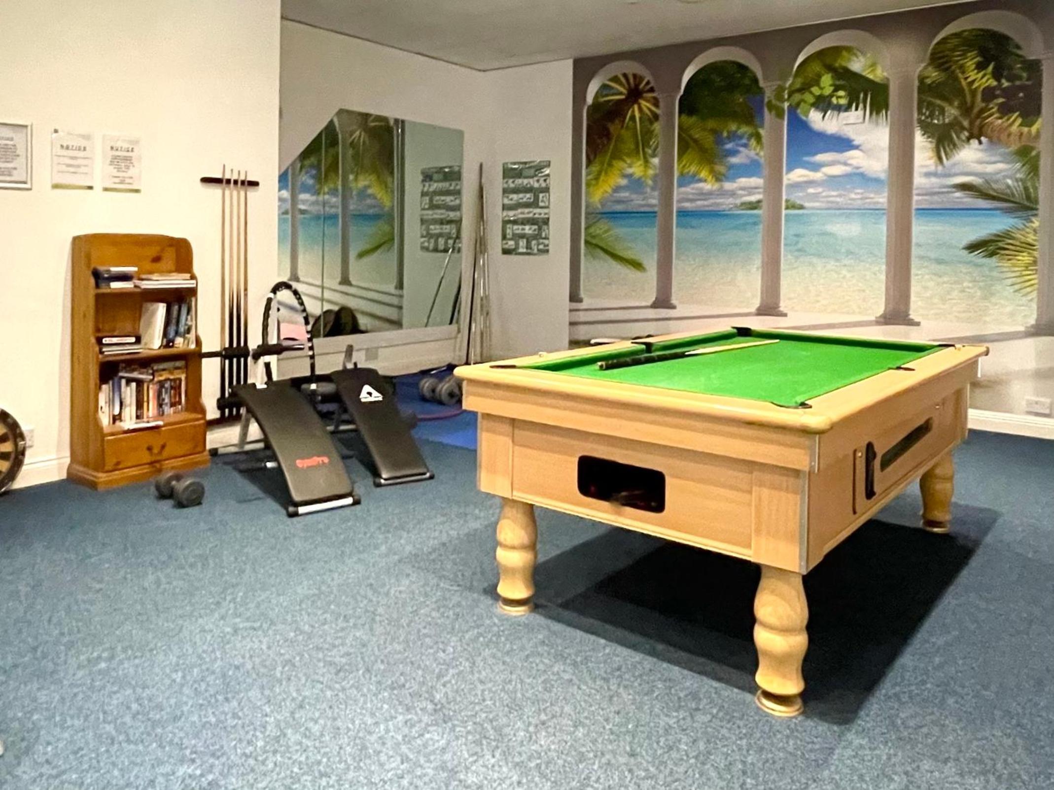 Burlington Mansions - FREE ALLOCATED PARKING - 8 mins walk to the beach - Gym - Pool Table - Brought to you by Coastline Retreats