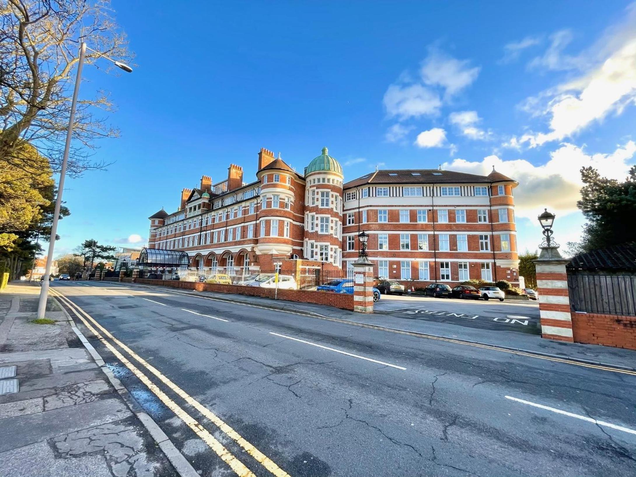 Burlington Mansions - FREE ALLOCATED PARKING - 8 mins walk to the beach - Gym - Pool Table - Brought to you by Coastline Retreats