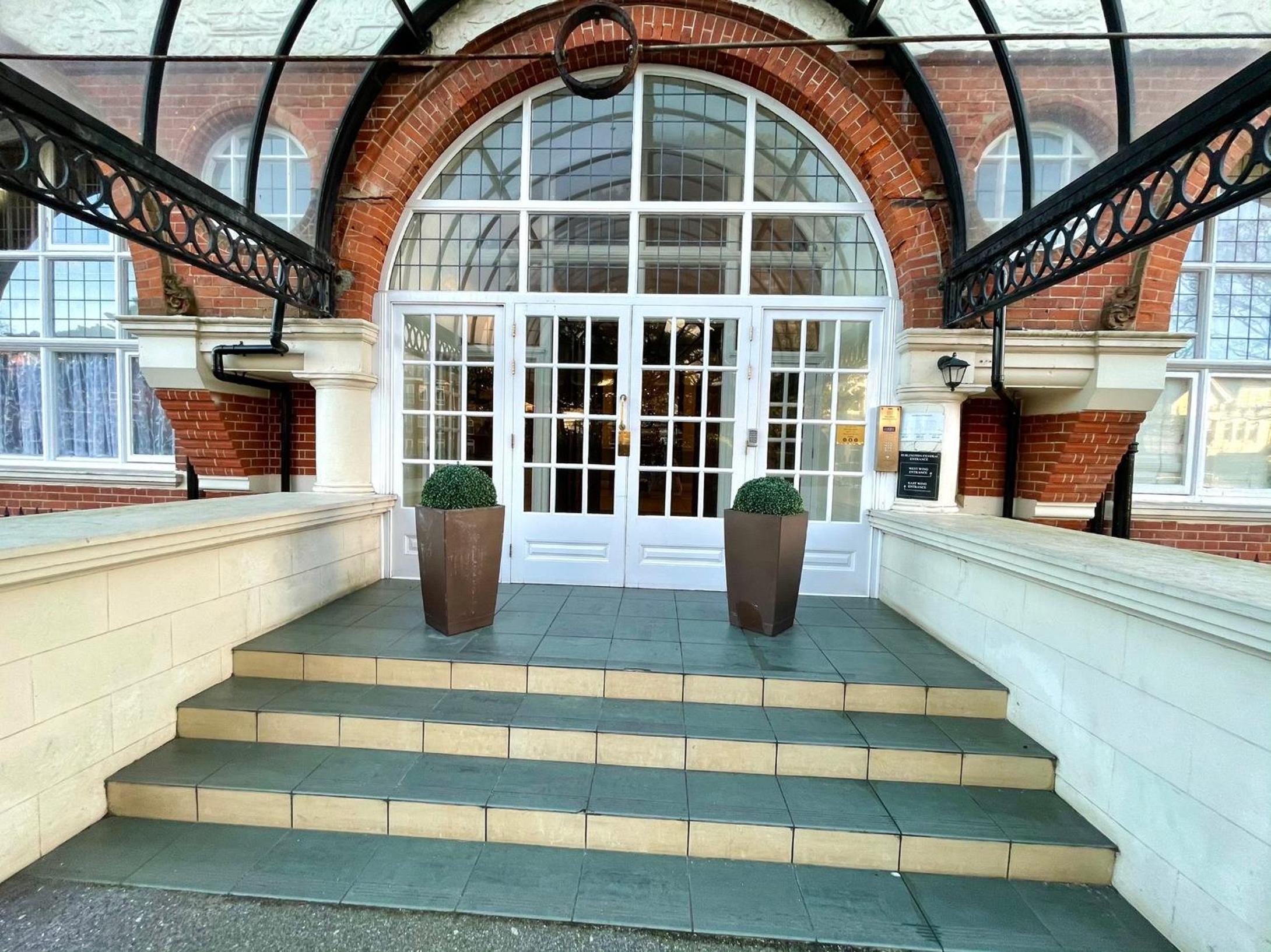 Burlington Mansions - FREE ALLOCATED PARKING - 8 mins walk to the beach - Gym - Pool Table - Brought to you by Coastline Retreats
