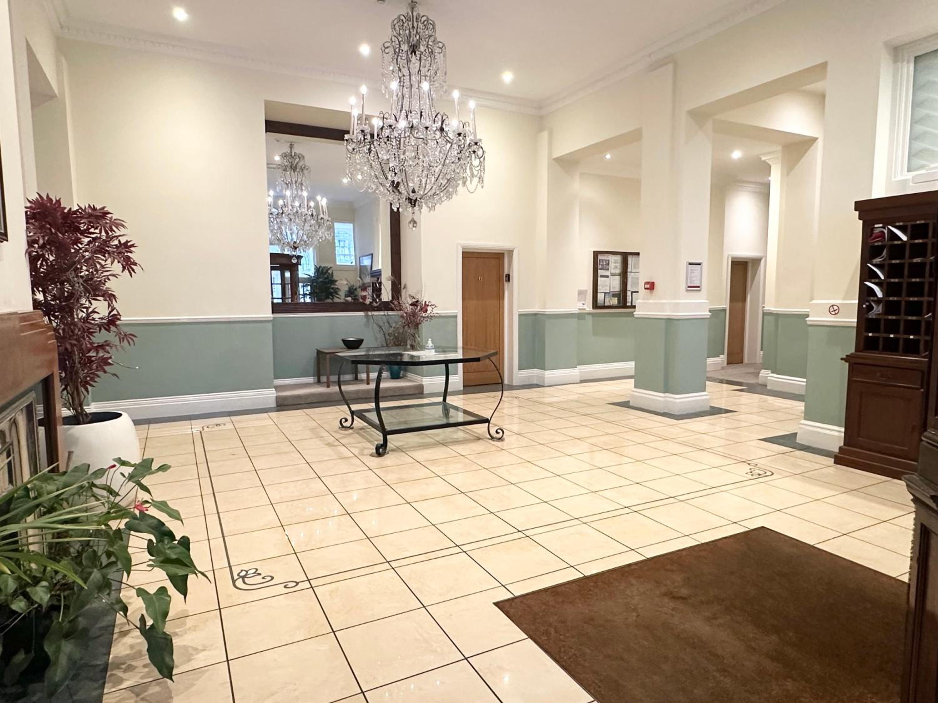 Burlington Mansions - FREE ALLOCATED PARKING - 8 mins walk to the beach - Gym - Pool Table - Brought to you by Coastline Retreats