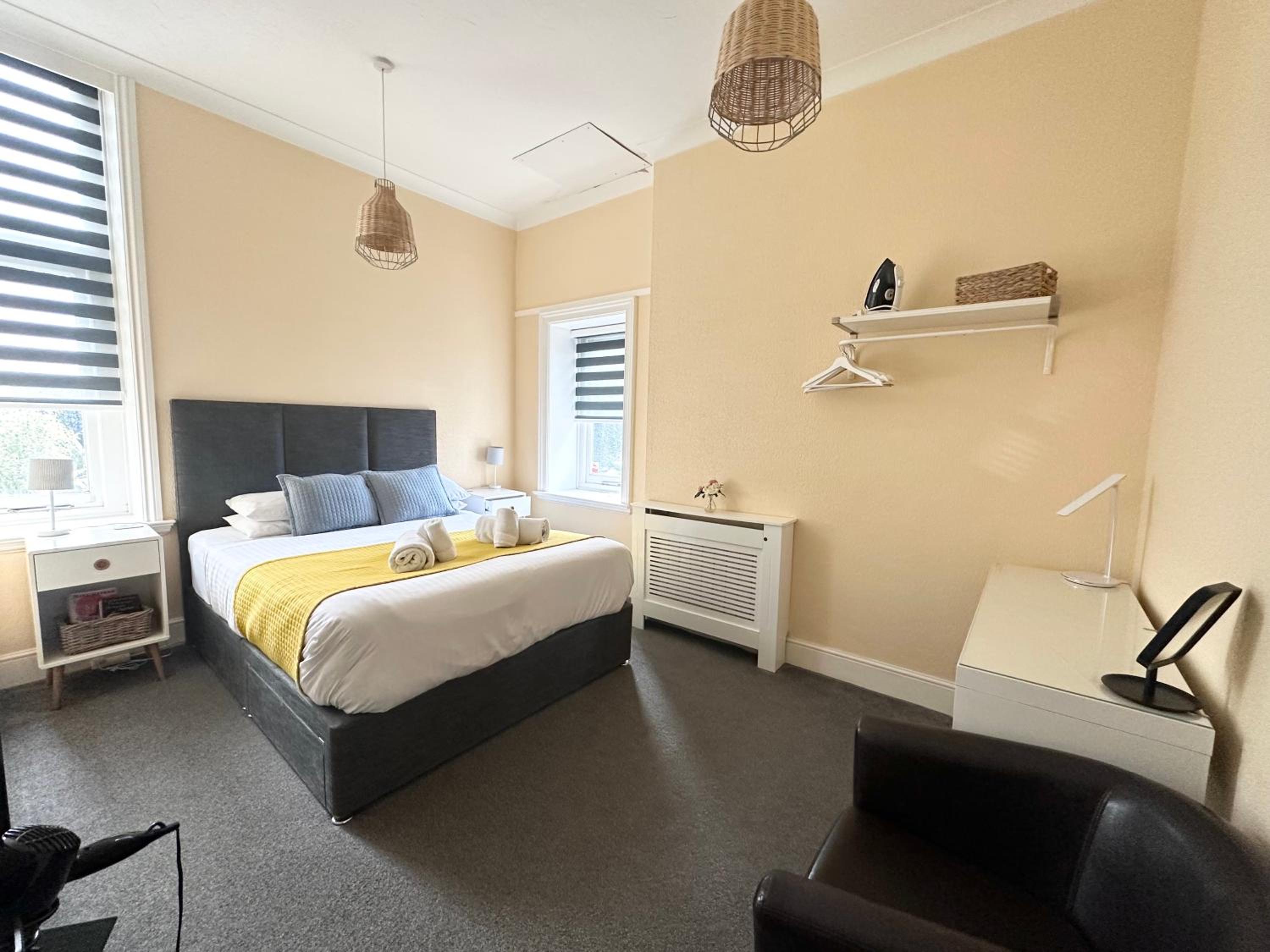 Burlington Mansions - FREE ALLOCATED PARKING - 8 mins walk to the beach - Gym - Pool Table - Brought to you by Coastline Retreats
