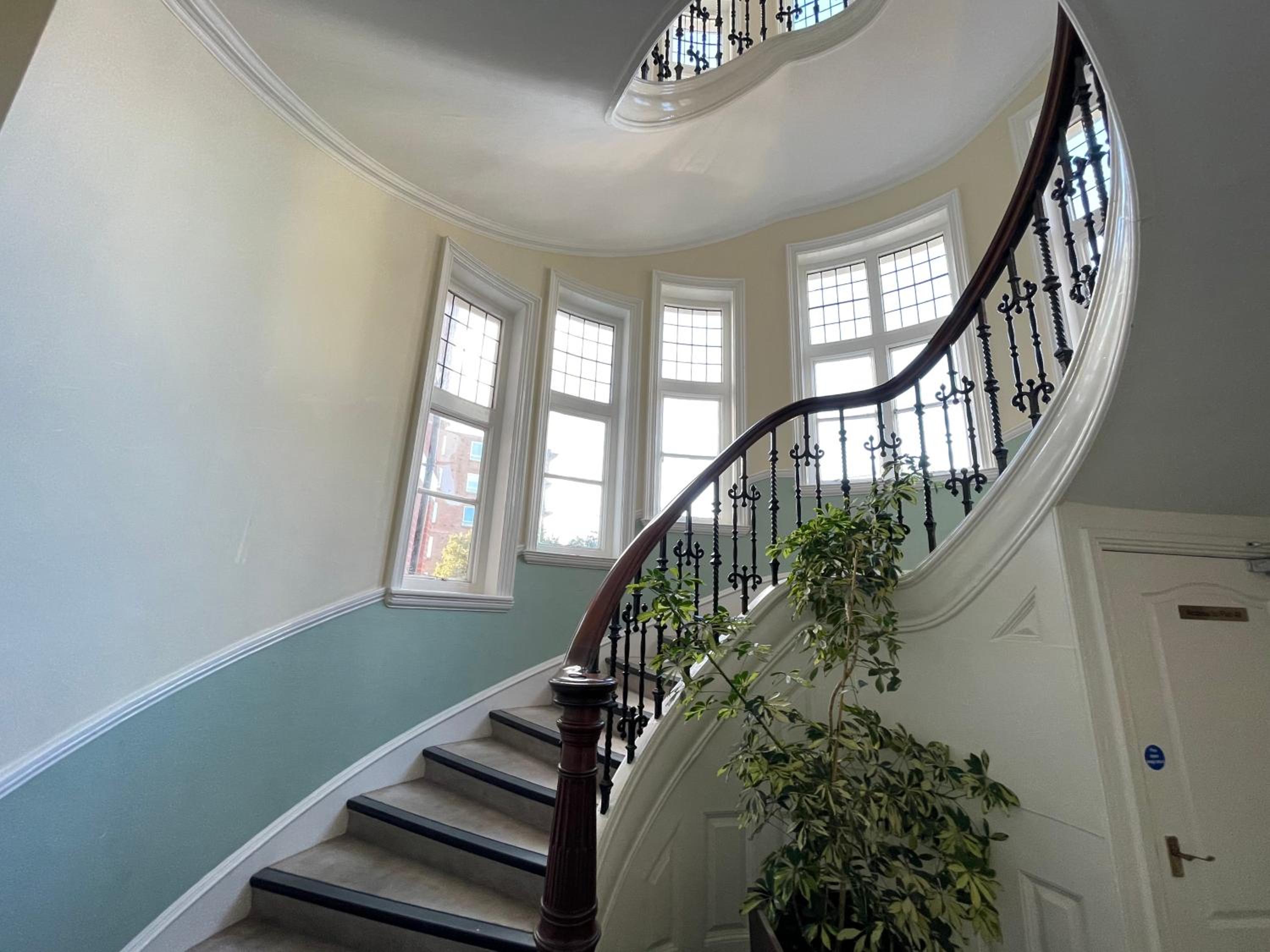 Burlington Mansions - FREE ALLOCATED PARKING - 8 mins walk to the beach - Gym - Pool Table - Brought to you by Coastline Retreats