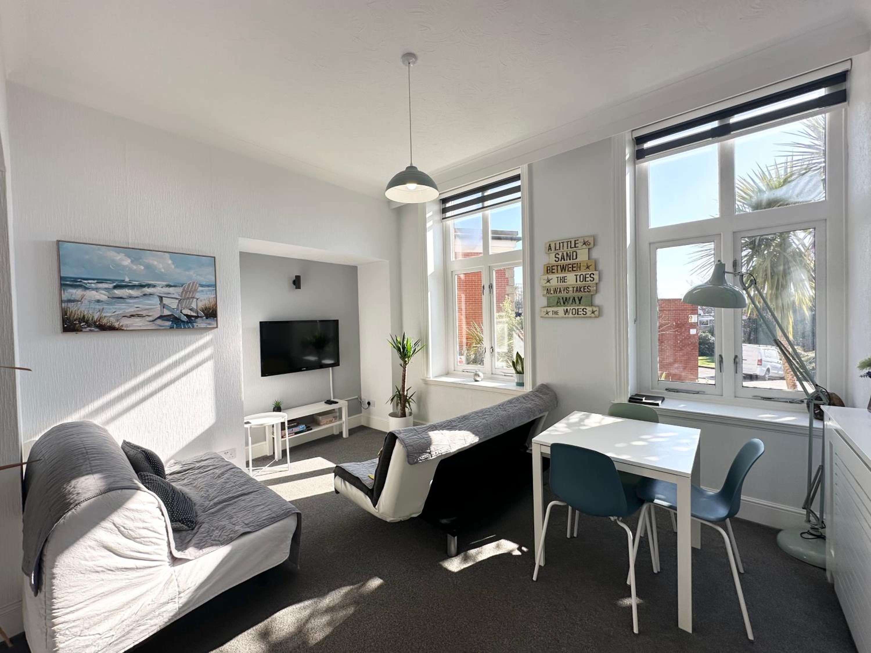 Burlington Mansions - FREE ALLOCATED PARKING - 8 mins walk to the beach - Gym - Pool Table - Brought to you by Coastline Retreats