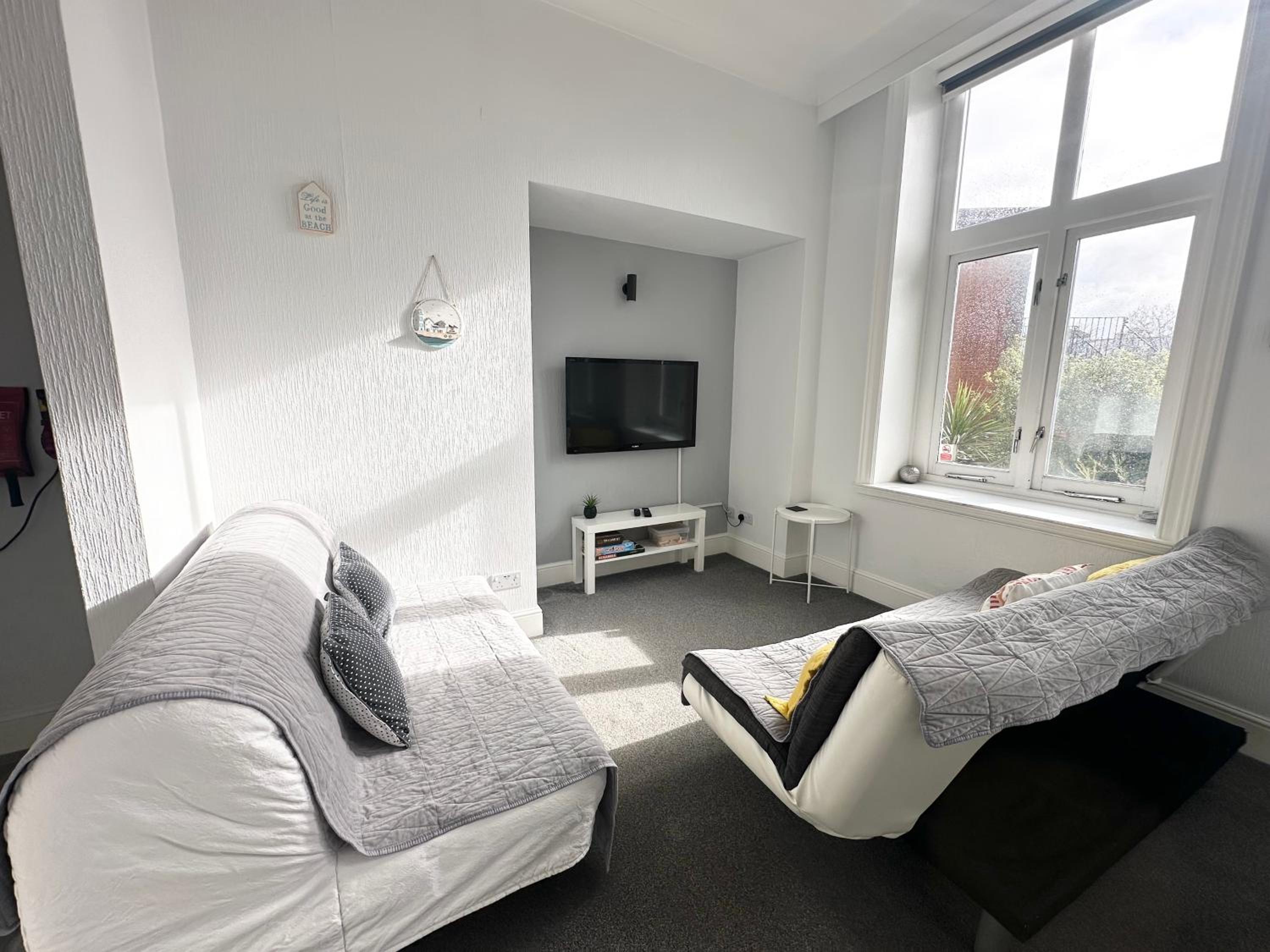 Burlington Mansions - FREE ALLOCATED PARKING - 8 mins walk to the beach - Gym - Pool Table - Brought to you by Coastline Retreats