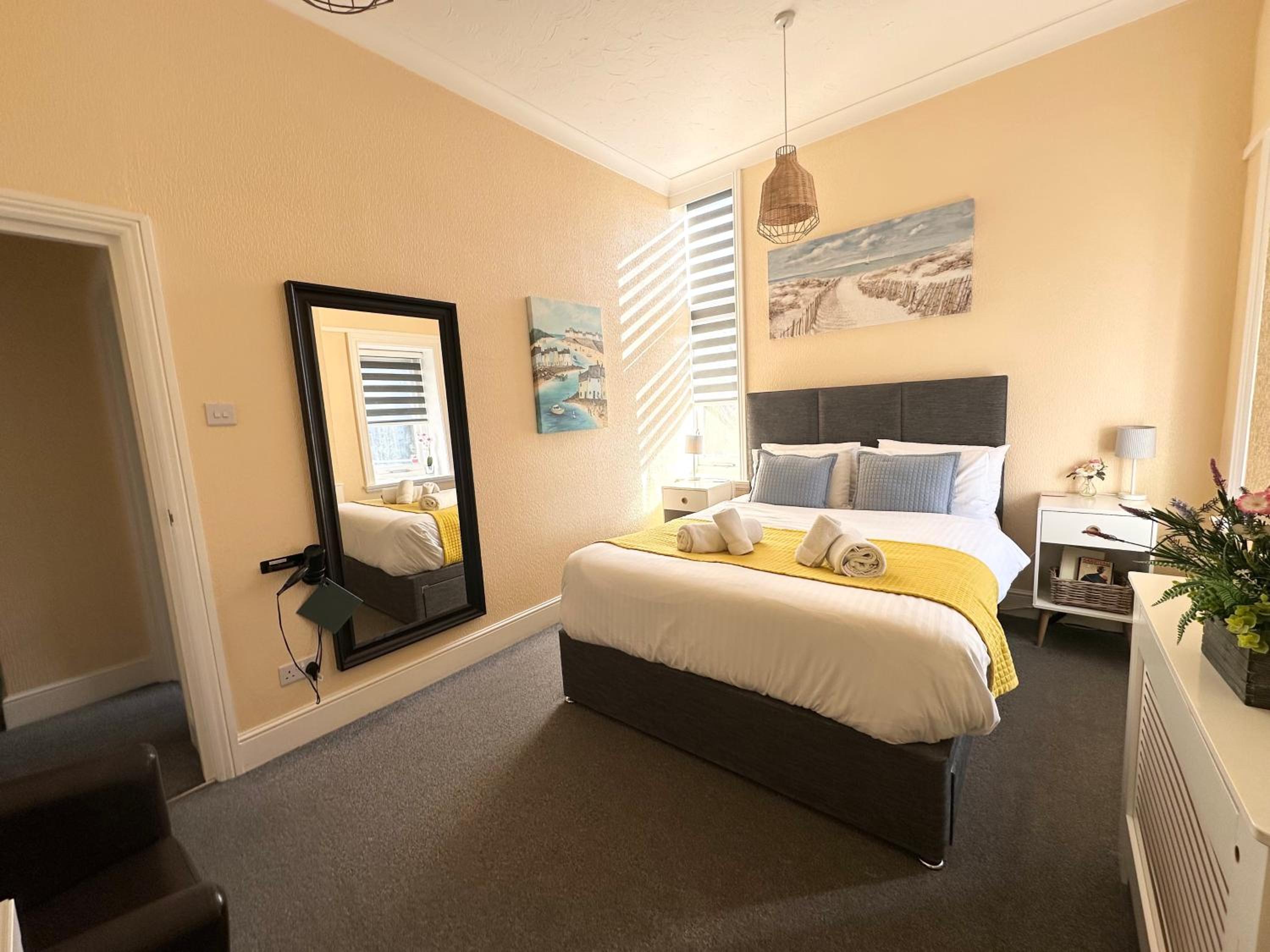 Burlington Mansions - FREE ALLOCATED PARKING - 8 mins walk to the beach - Gym - Pool Table - Brought to you by Coastline Retreats