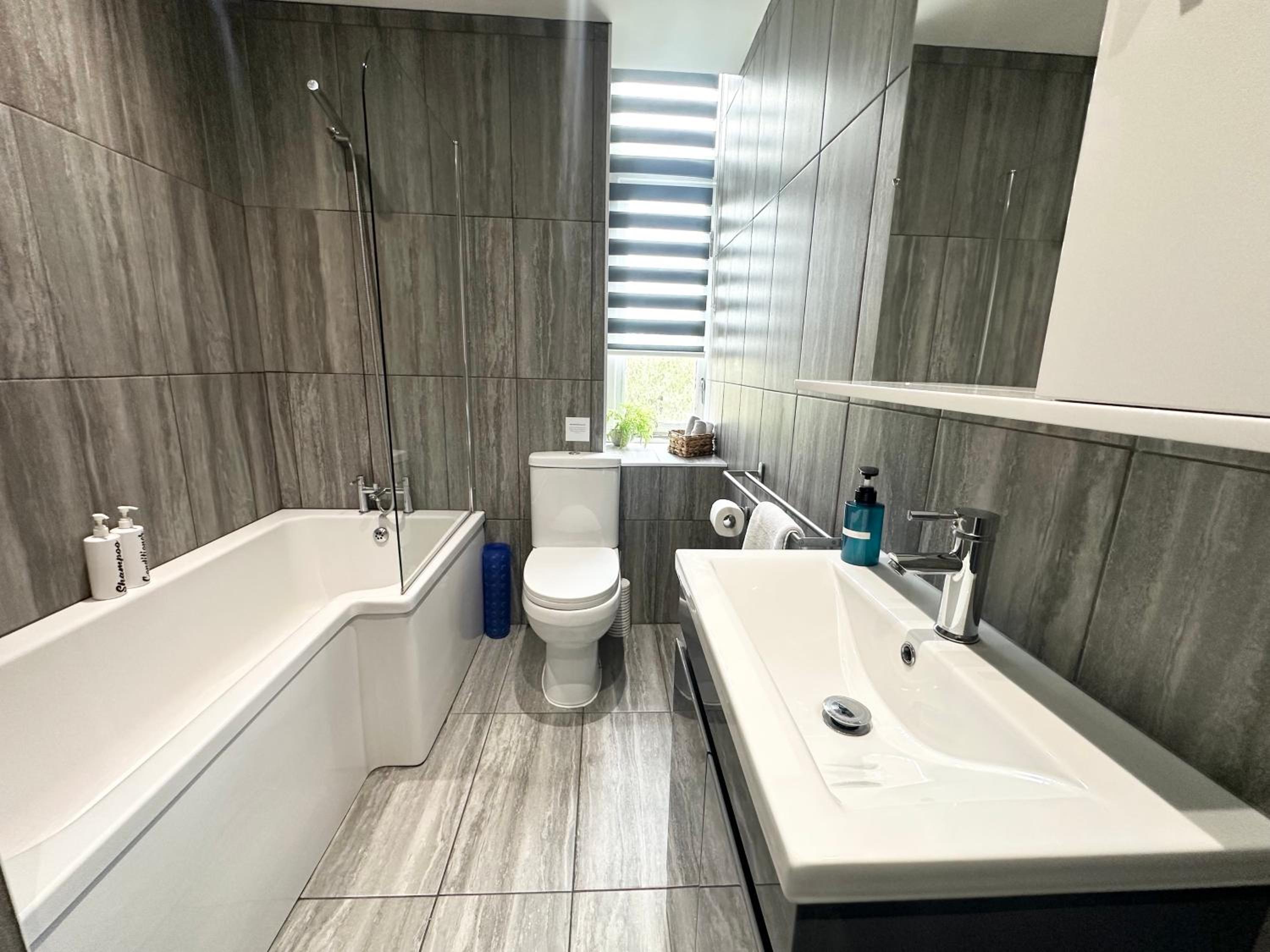 Burlington Mansions - FREE ALLOCATED PARKING - 8 mins walk to the beach - Gym - Pool Table - Brought to you by Coastline Retreats