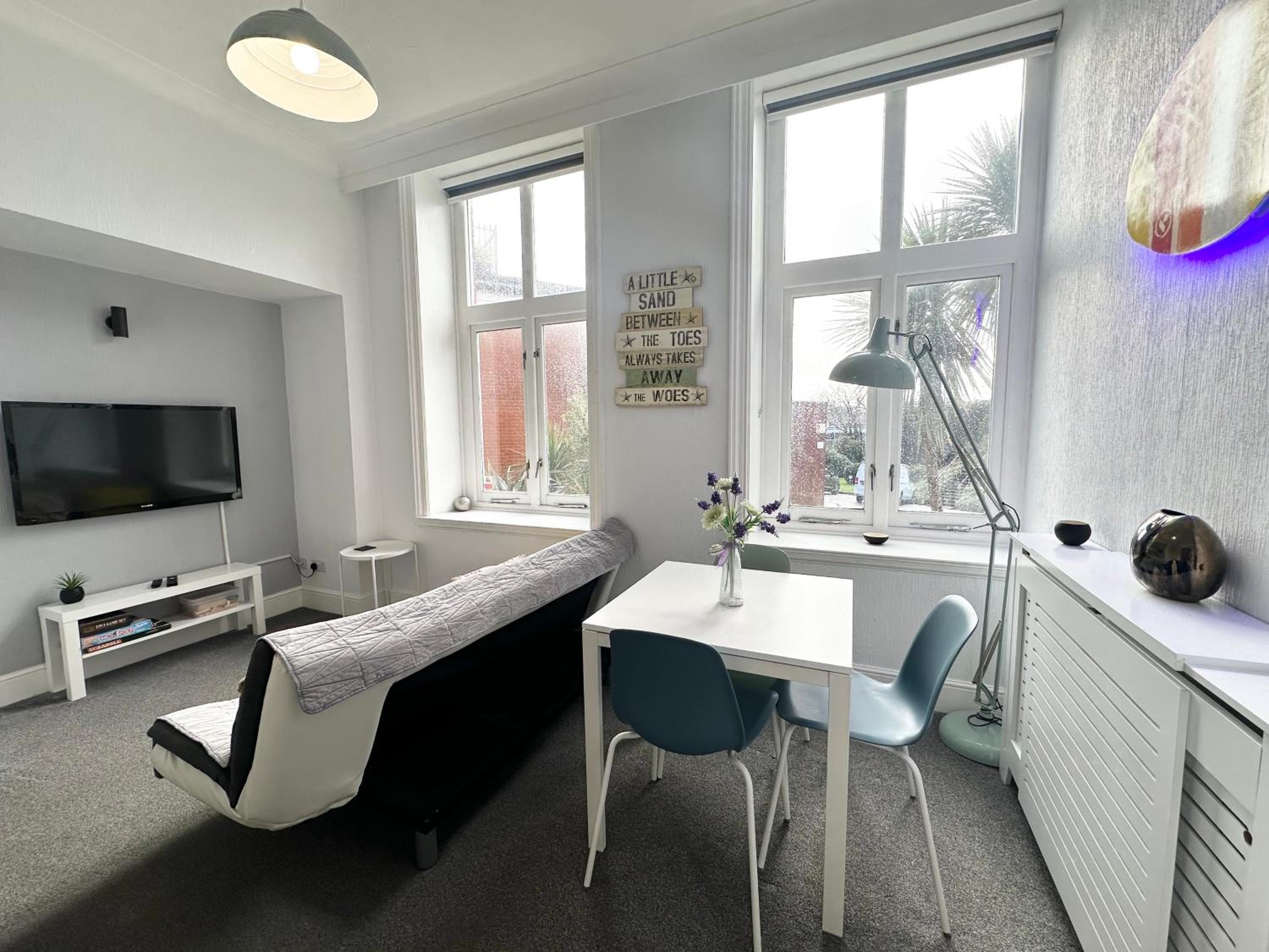 Burlington Mansions - FREE ALLOCATED PARKING - 8 mins walk to the beach - Gym - Pool Table - Brought to you by Coastline Retreats