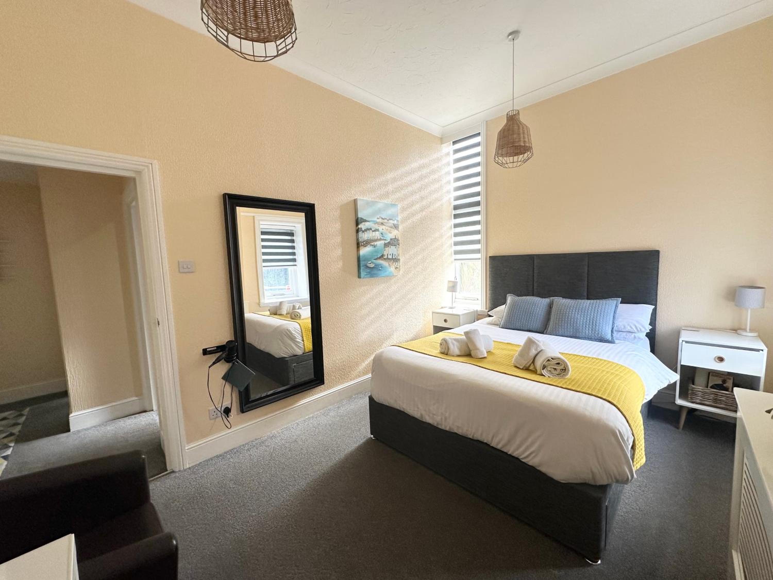 Burlington Mansions - FREE ALLOCATED PARKING - 8 mins walk to the beach - Gym - Pool Table - Brought to you by Coastline Retreats