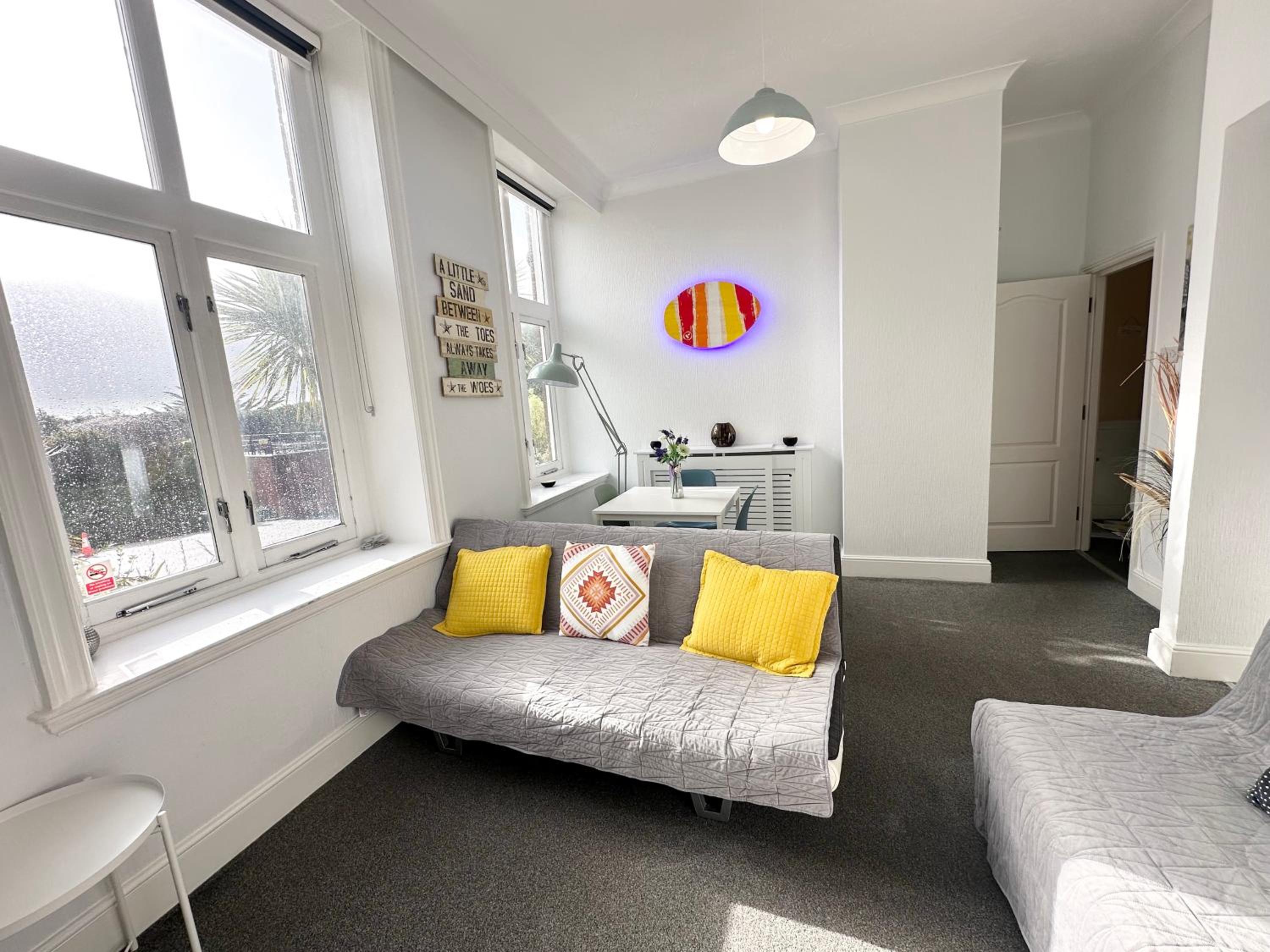 Burlington Mansions - FREE ALLOCATED PARKING - 8 mins walk to the beach - Gym - Pool Table - Brought to you by Coastline Retreats
