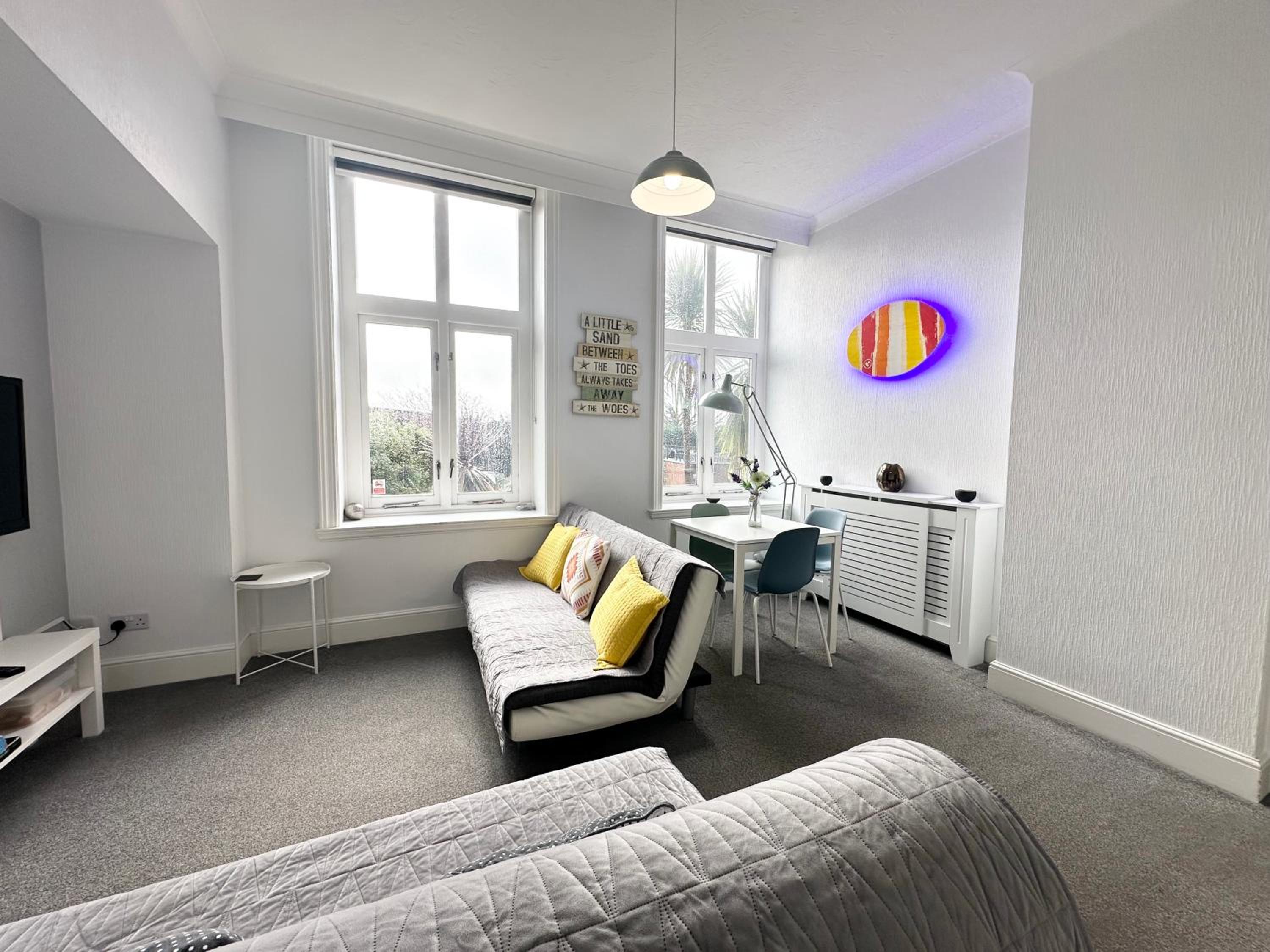 Burlington Mansions - FREE ALLOCATED PARKING - 8 mins walk to the beach - Gym - Pool Table - Brought to you by Coastline Retreats