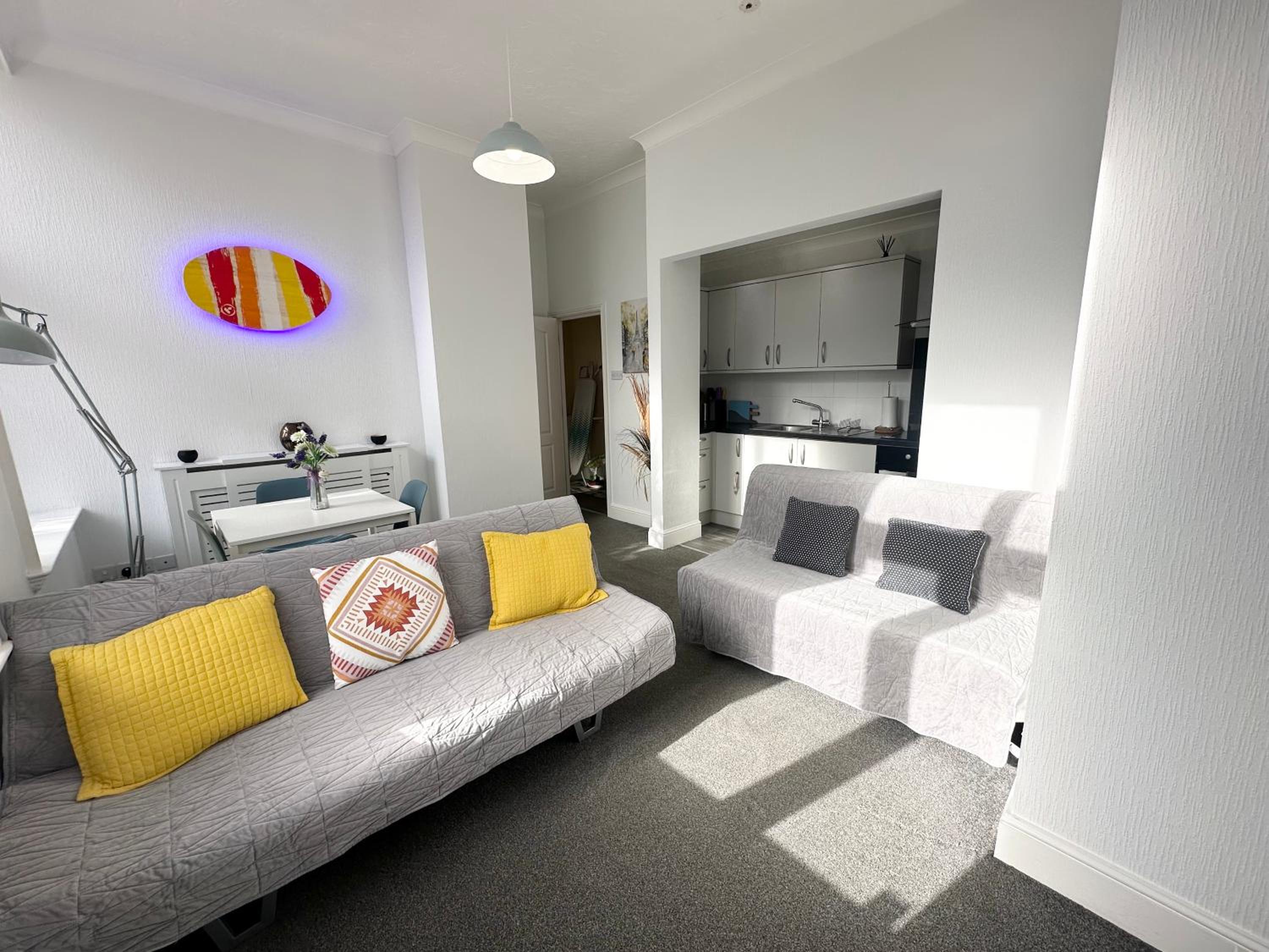 Burlington Mansions - FREE ALLOCATED PARKING - 8 mins walk to the beach - Gym - Pool Table - Brought to you by Coastline Retreats