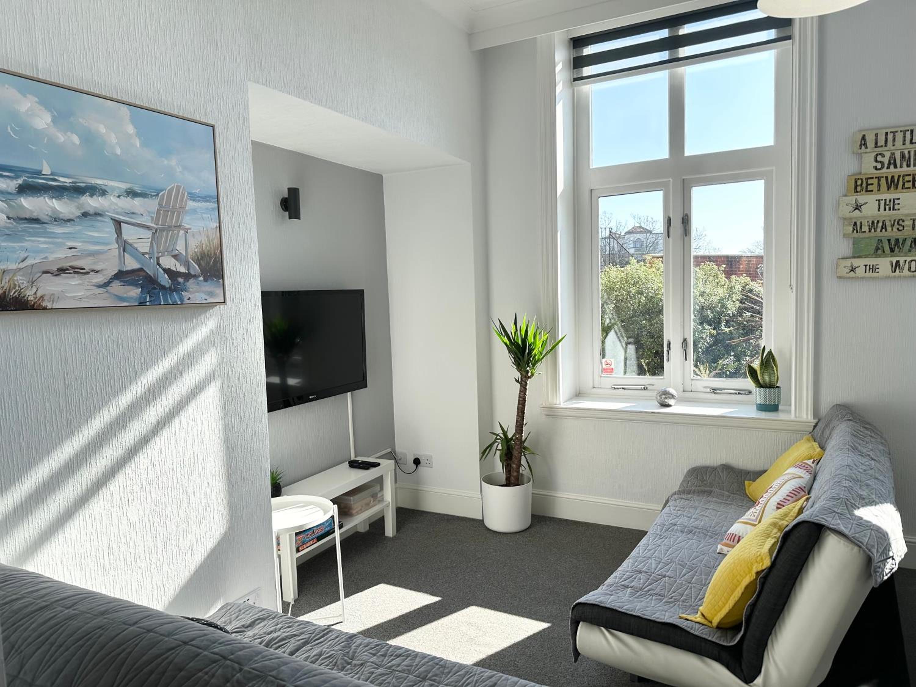 Burlington Mansions - FREE ALLOCATED PARKING - 8 mins walk to the beach - Gym - Pool Table - Brought to you by Coastline Retreats