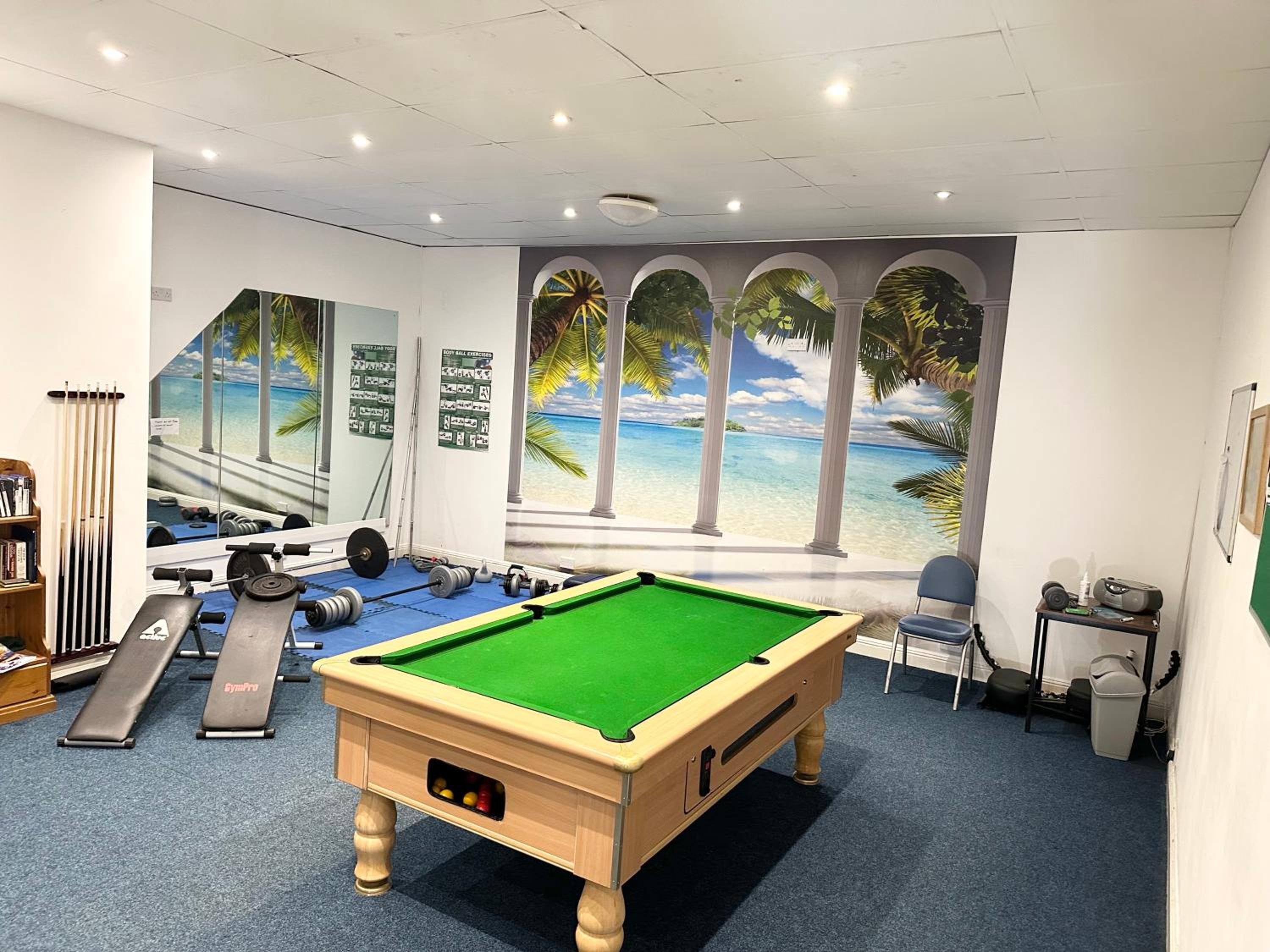 Burlington Mansions - FREE ALLOCATED PARKING - 8 mins walk to the beach - Gym - Pool Table - Brought to you by Coastline Retreats